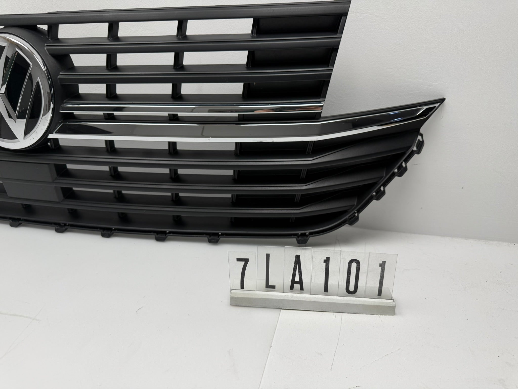 7LA.853.651; 7LA 1 01; 414 VW T6.1 T6 Facelift  Kühlergrill