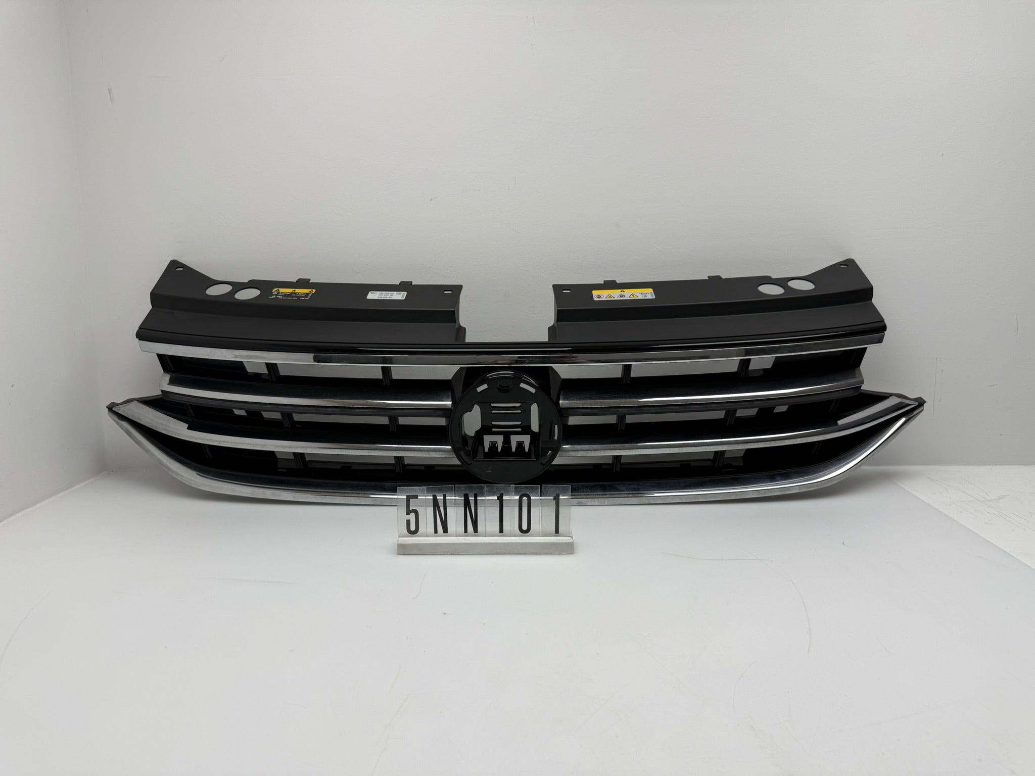 5NN.853.655D / 6NN.853.651 AG; 5NN 1 01; 417 VW Tiguan Kühlergrill LED