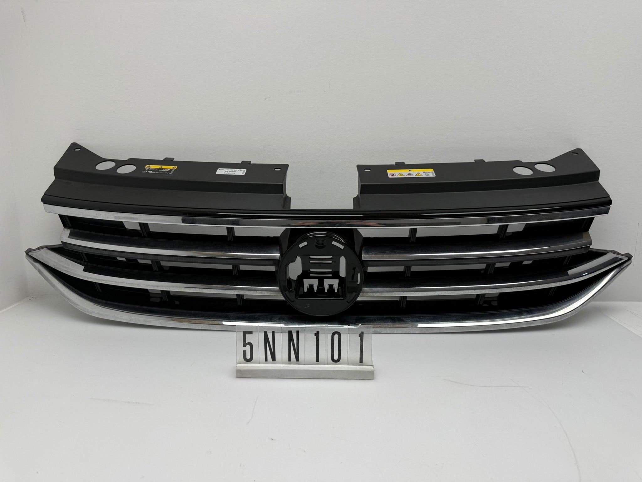 5NN.853.655D / 6NN.853.651 AG; 5NN 1 01; 417 VW Tiguan Kühlergrill LED