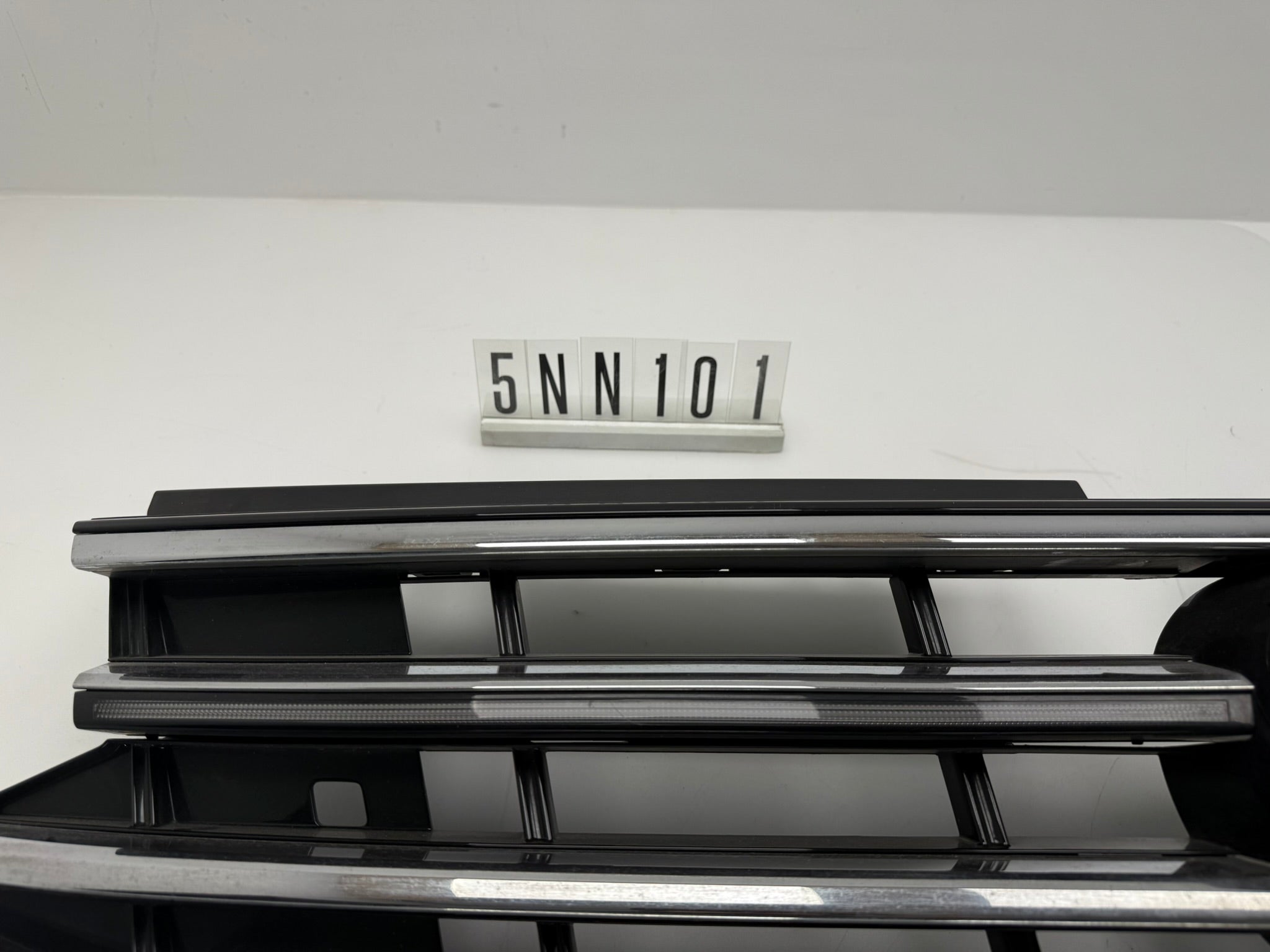 5NN.853.655D / 6NN.853.651 AG; 5NN 1 01; 417 VW Tiguan Kühlergrill LED
