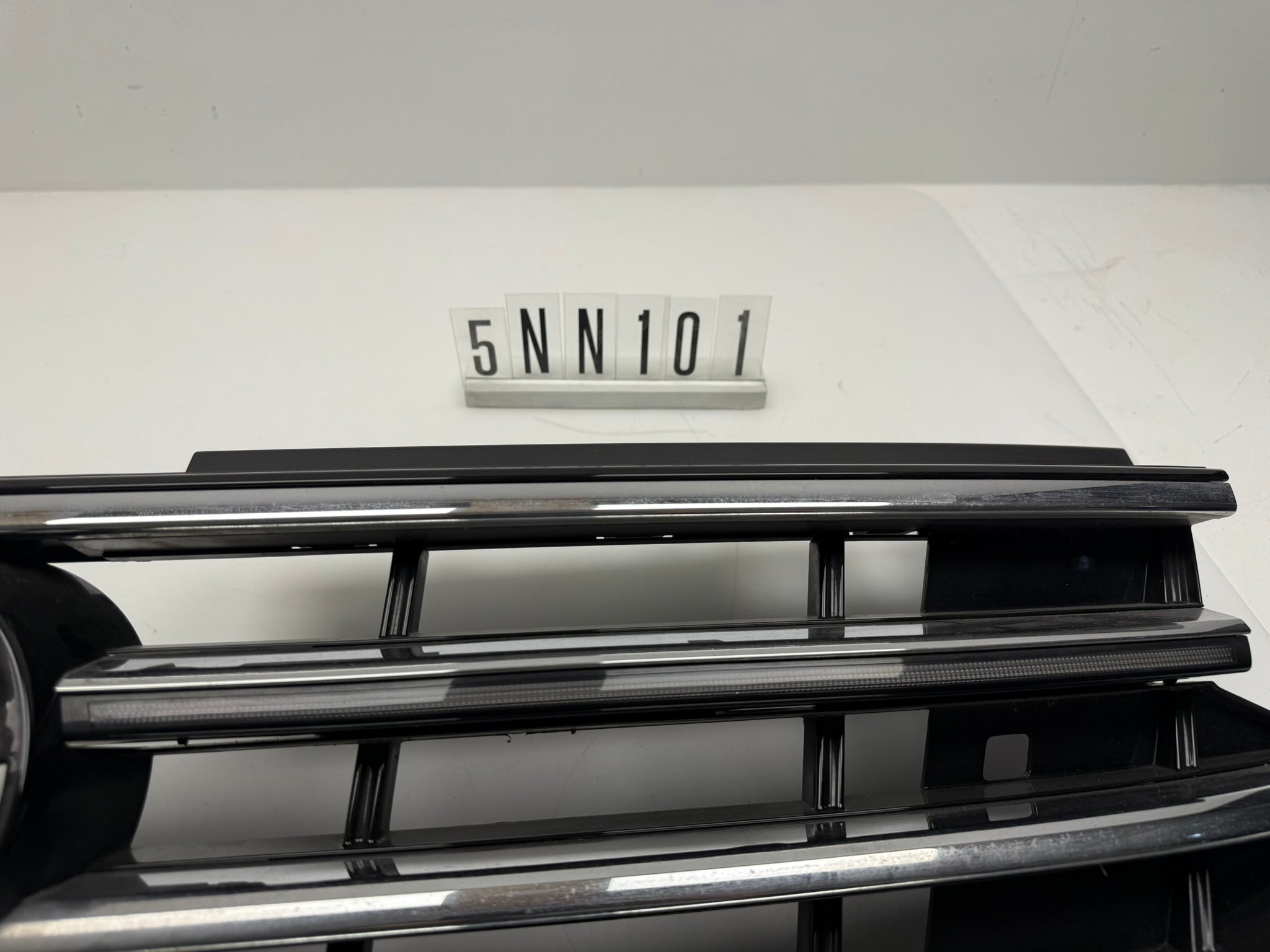 5NN.853.655D / 6NN.853.651 AG; 5NN 1 01; 417 VW Tiguan Kühlergrill LED