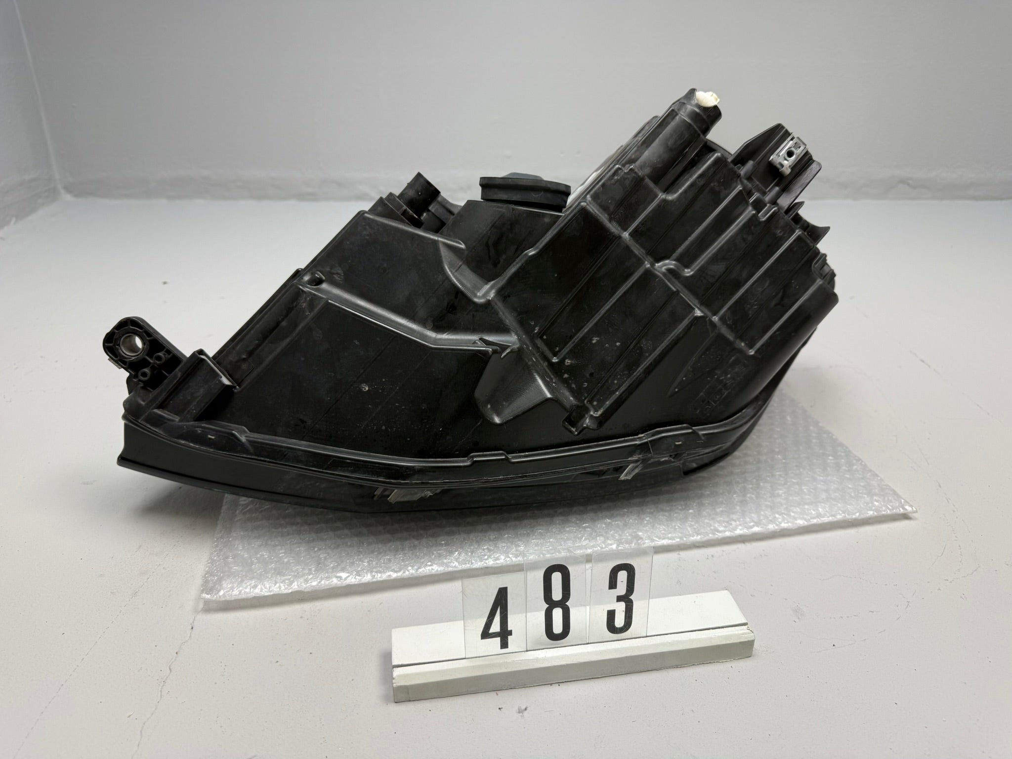 1ED012286-02, 483, HELLA Hauptscheinwerfer 1ED 012.286-021 für VW  rechts