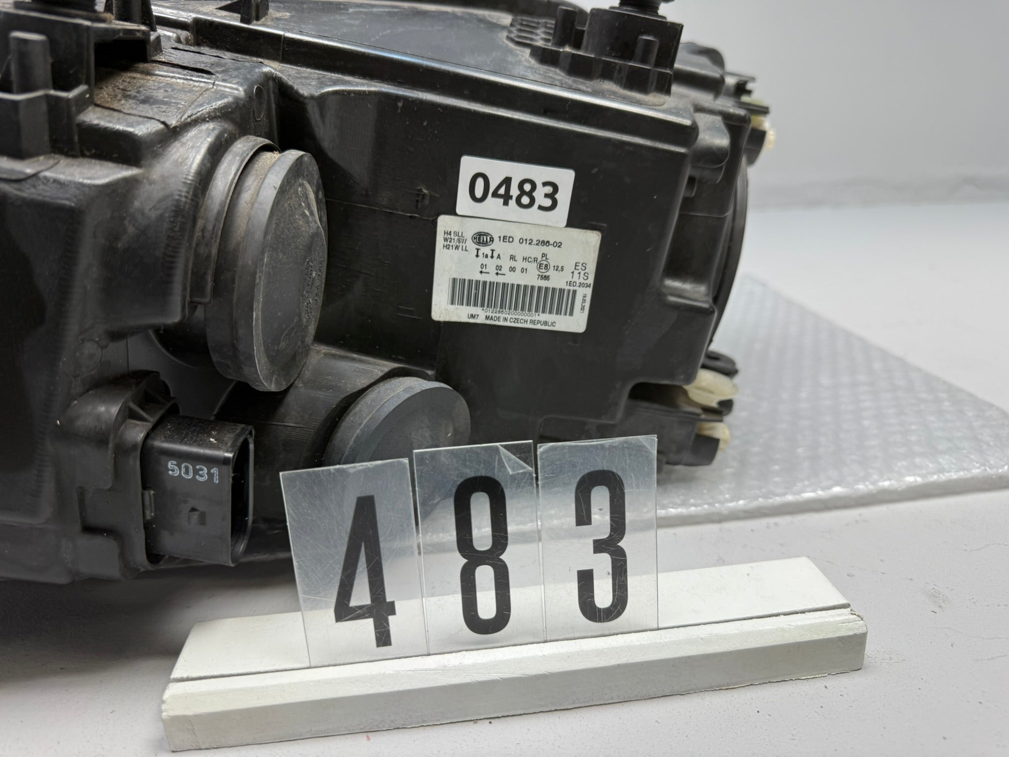 1ED012286-02, 483, HELLA Hauptscheinwerfer 1ED 012.286-021 für VW  rechts