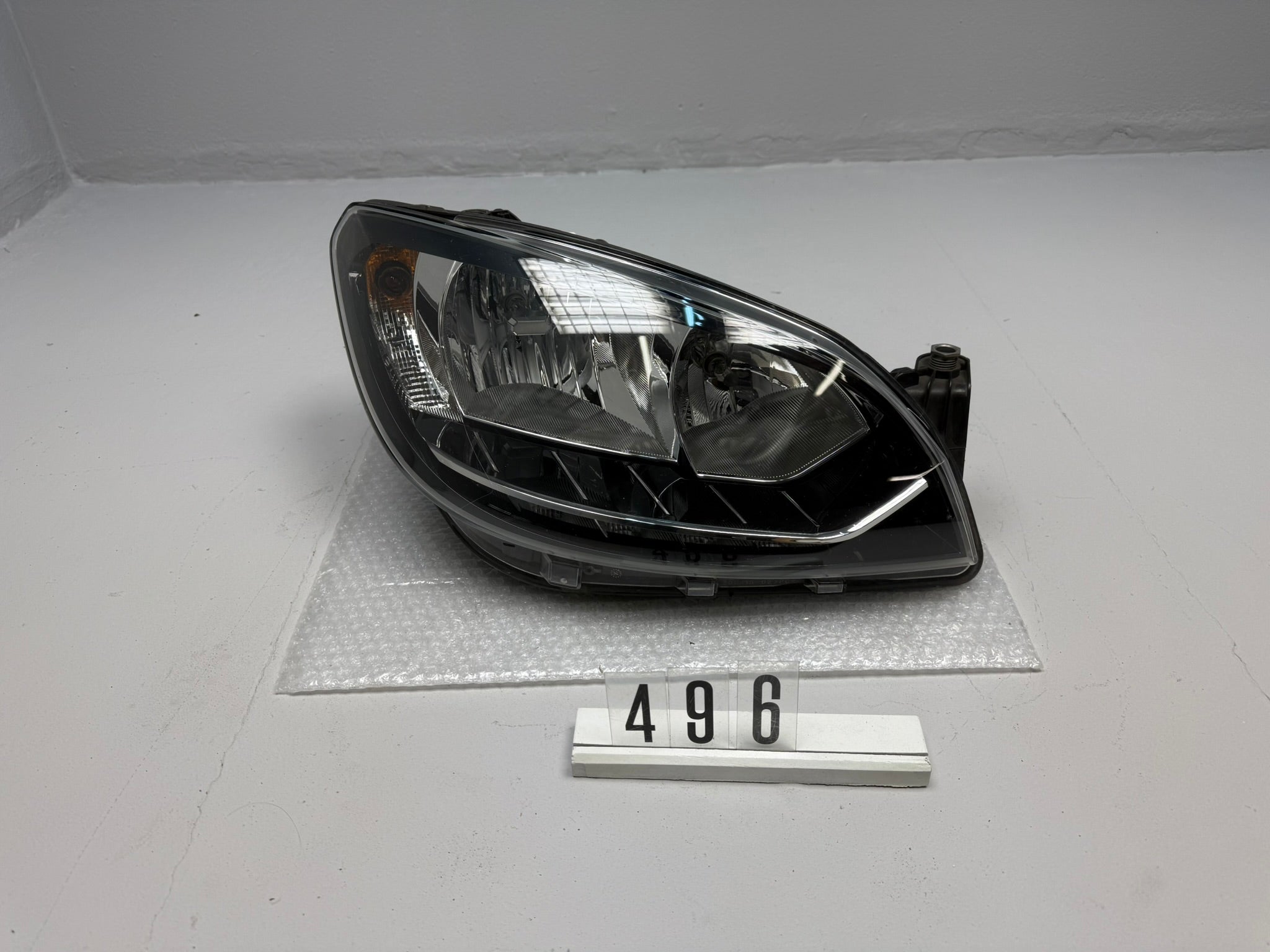 1ST941006, 496, HELLA Hauptscheinwerfer Rechts für SKODA Citigo