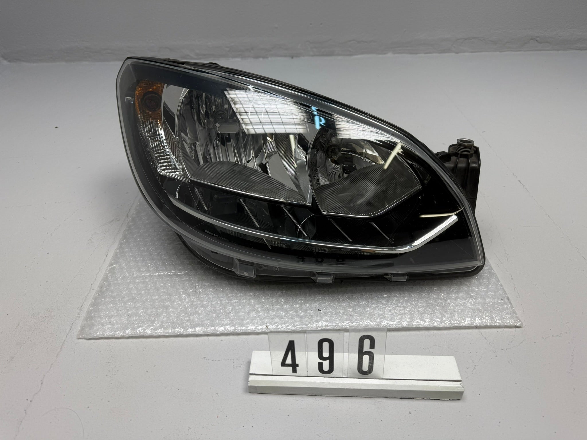 1ST941006, 496, HELLA Hauptscheinwerfer Rechts für SKODA Citigo
