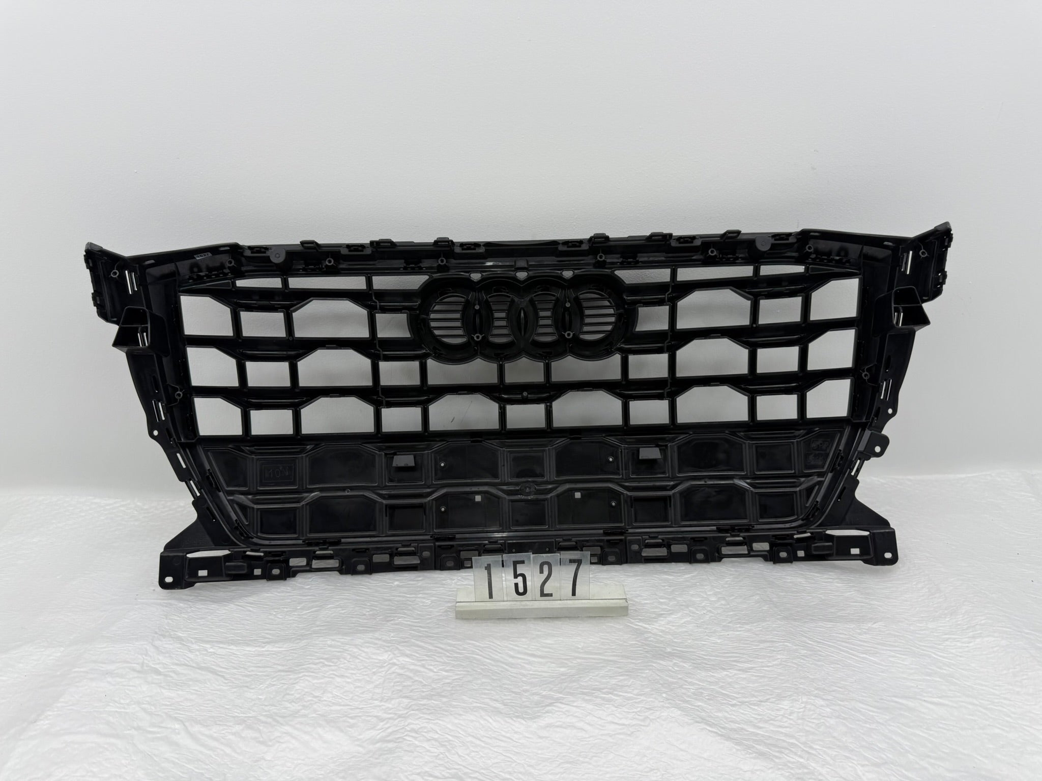 8LA853651H, 1527, AUDI Q2 GA Kühlergrill  schwarz