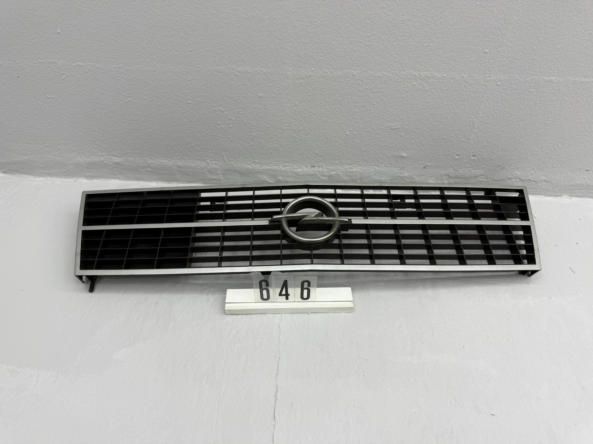 90 052 5051; 646 Opel KADETT D Kühlergrill