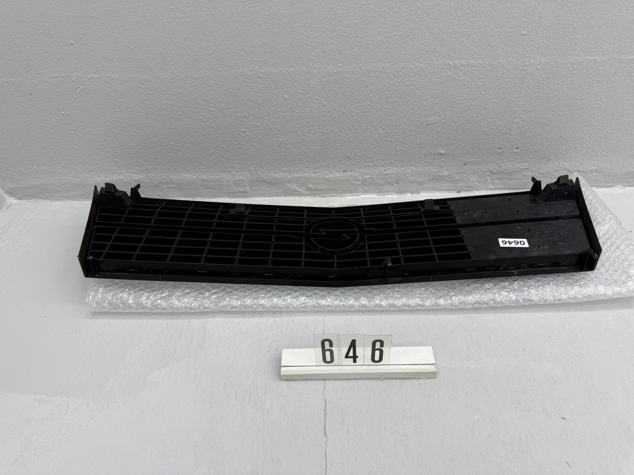 90 052 5051; 646 Opel KADETT D Kühlergrill