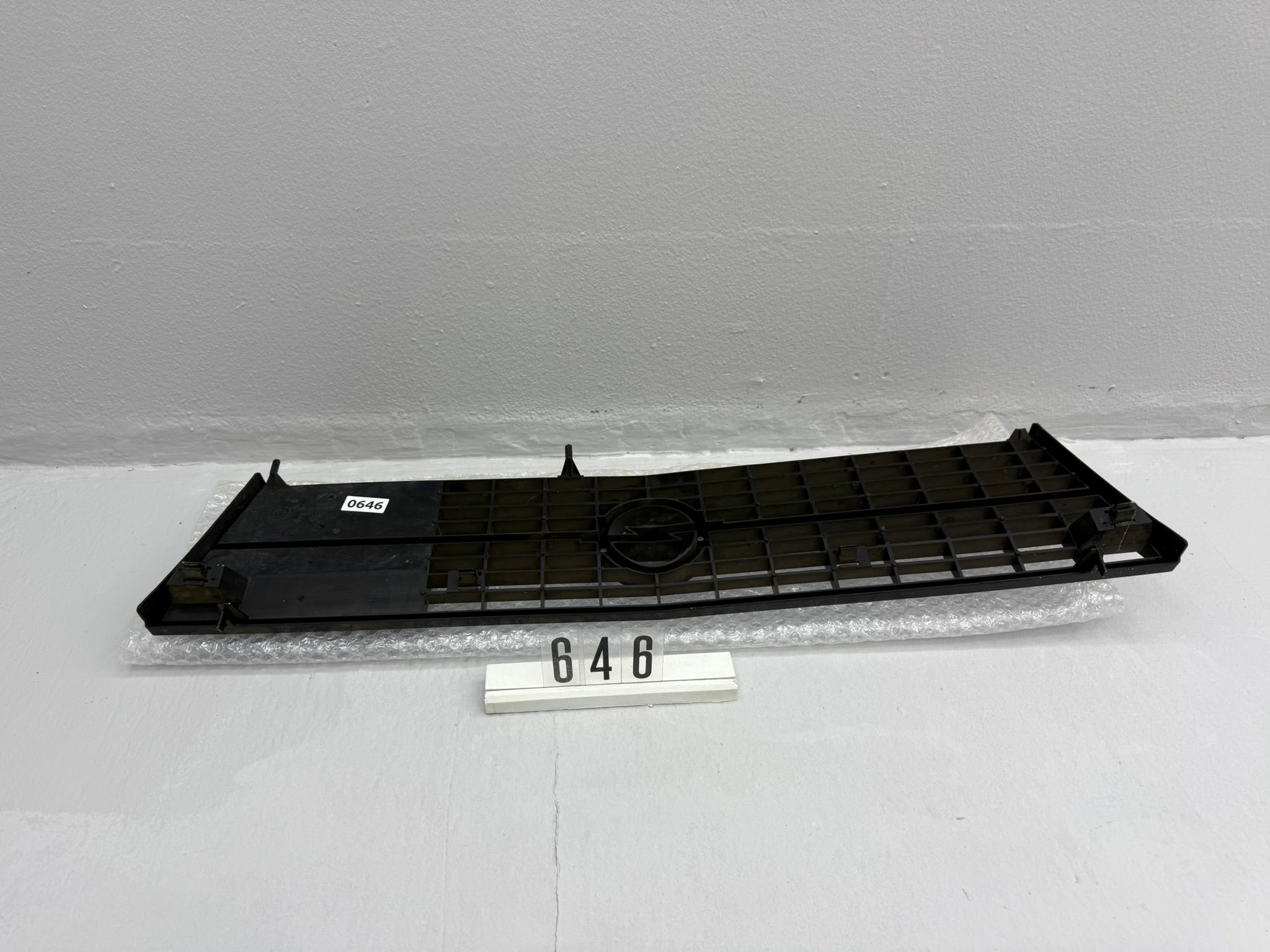 90 052 5051; 646 Opel KADETT D Kühlergrill