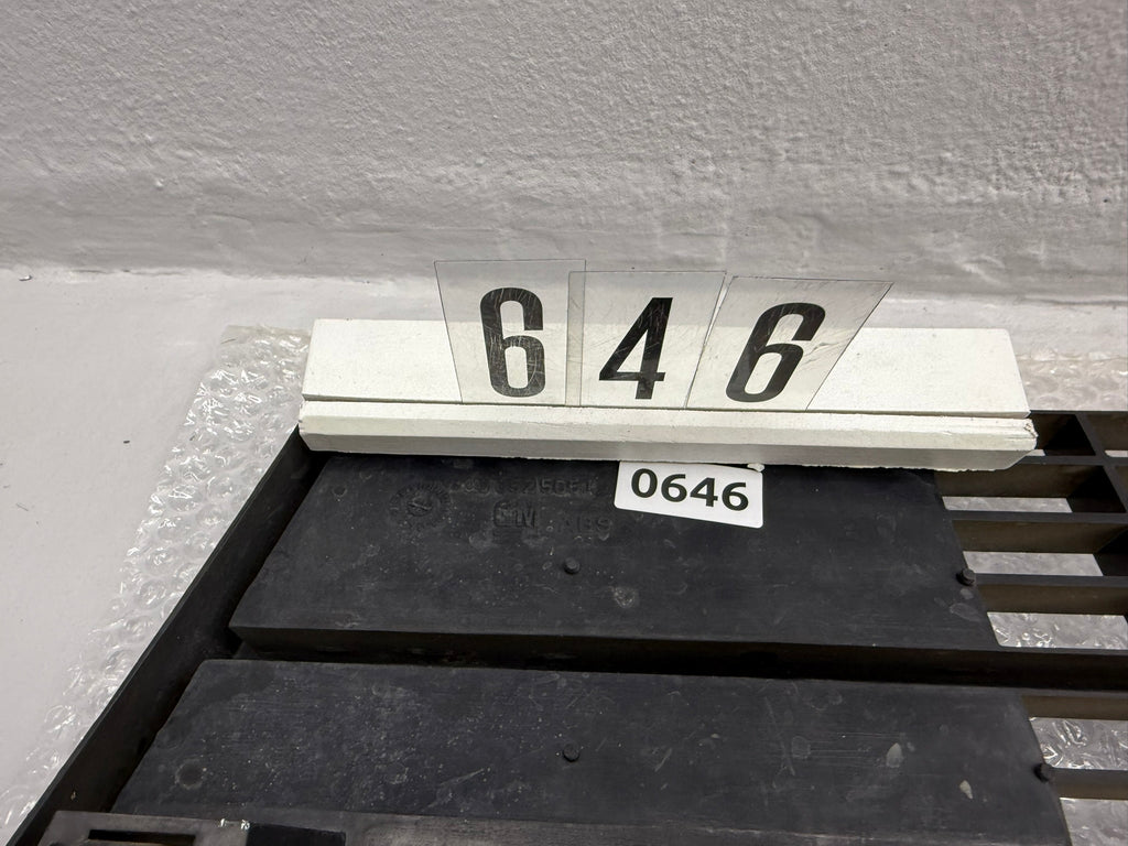 90 052 5051; 646 Opel KADETT D Kühlergrill