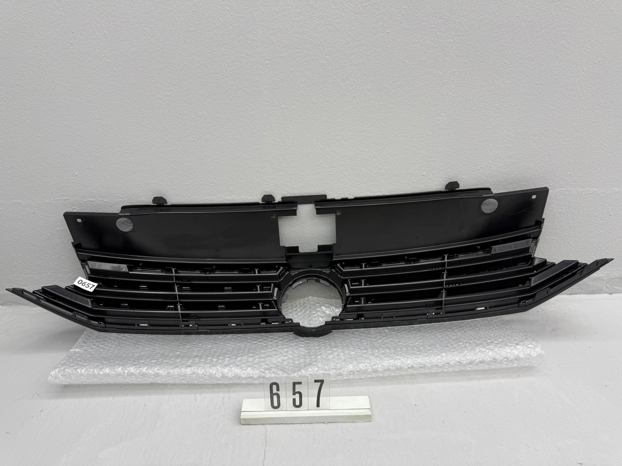 3G0 853 653, 657, VW Passat B8 Kühlergrill