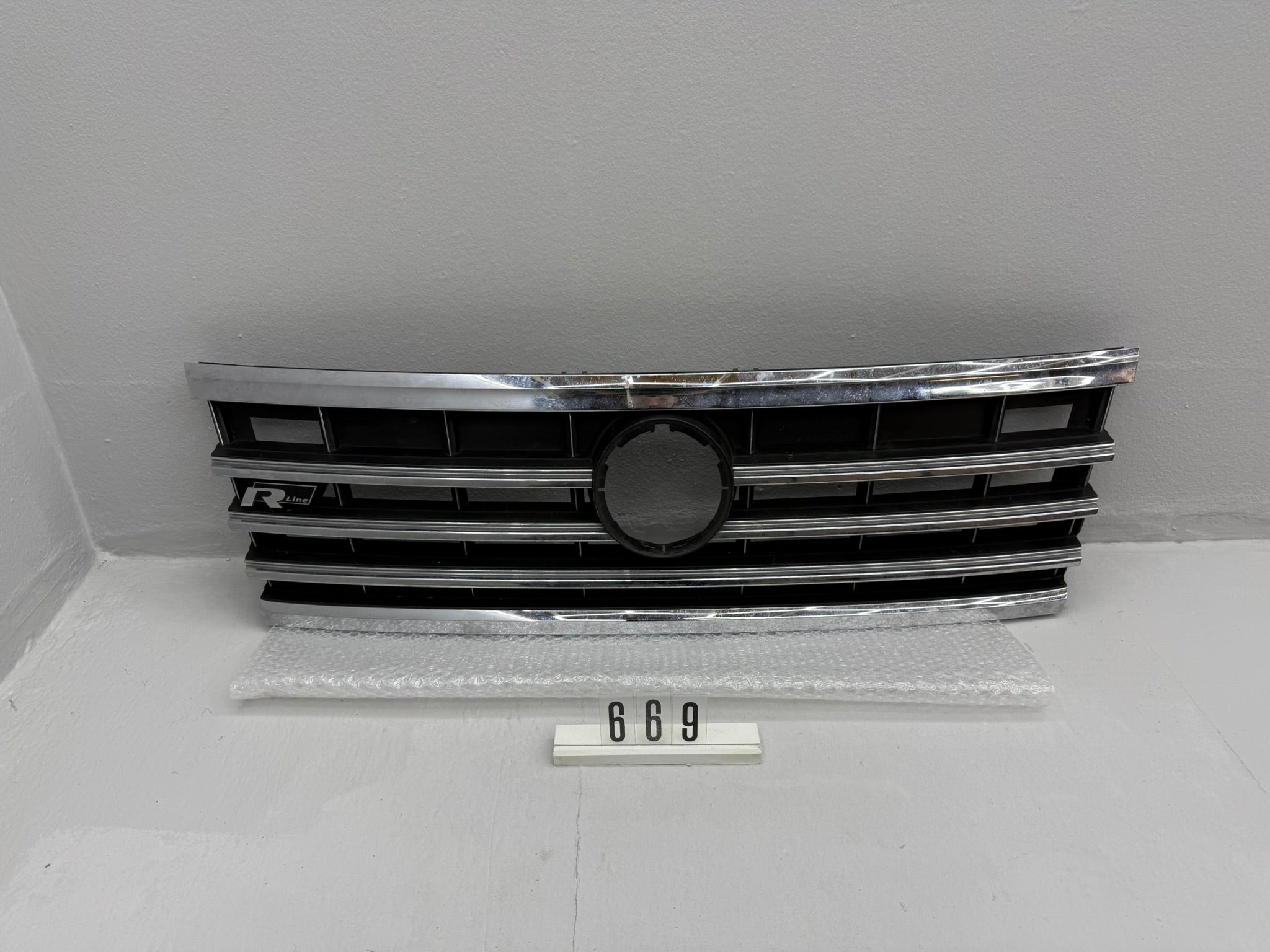 760.853.653.E, 669, VW TOUAREG III Kühlergrill R-Line