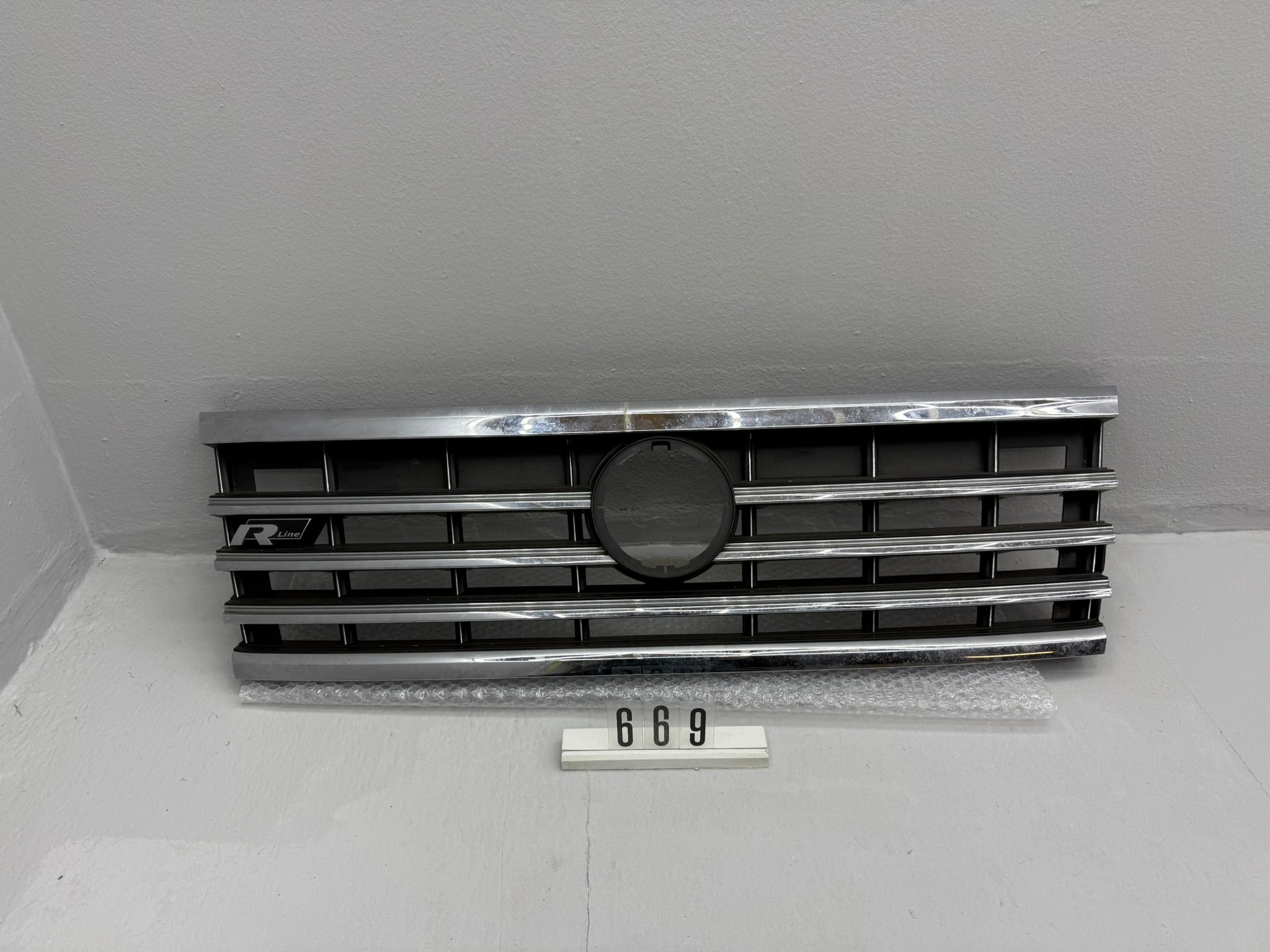 760.853.653.E, 669, VW TOUAREG III Kühlergrill R-Line