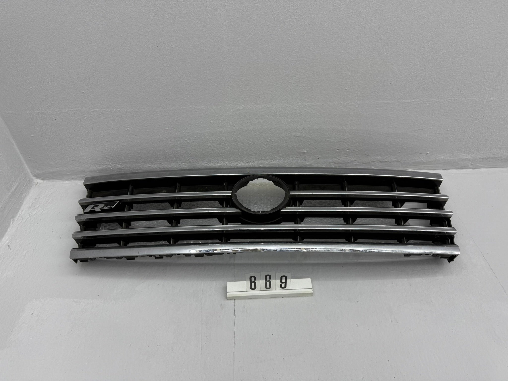 760.853.653.E, 669, VW TOUAREG III Kühlergrill R-Line
