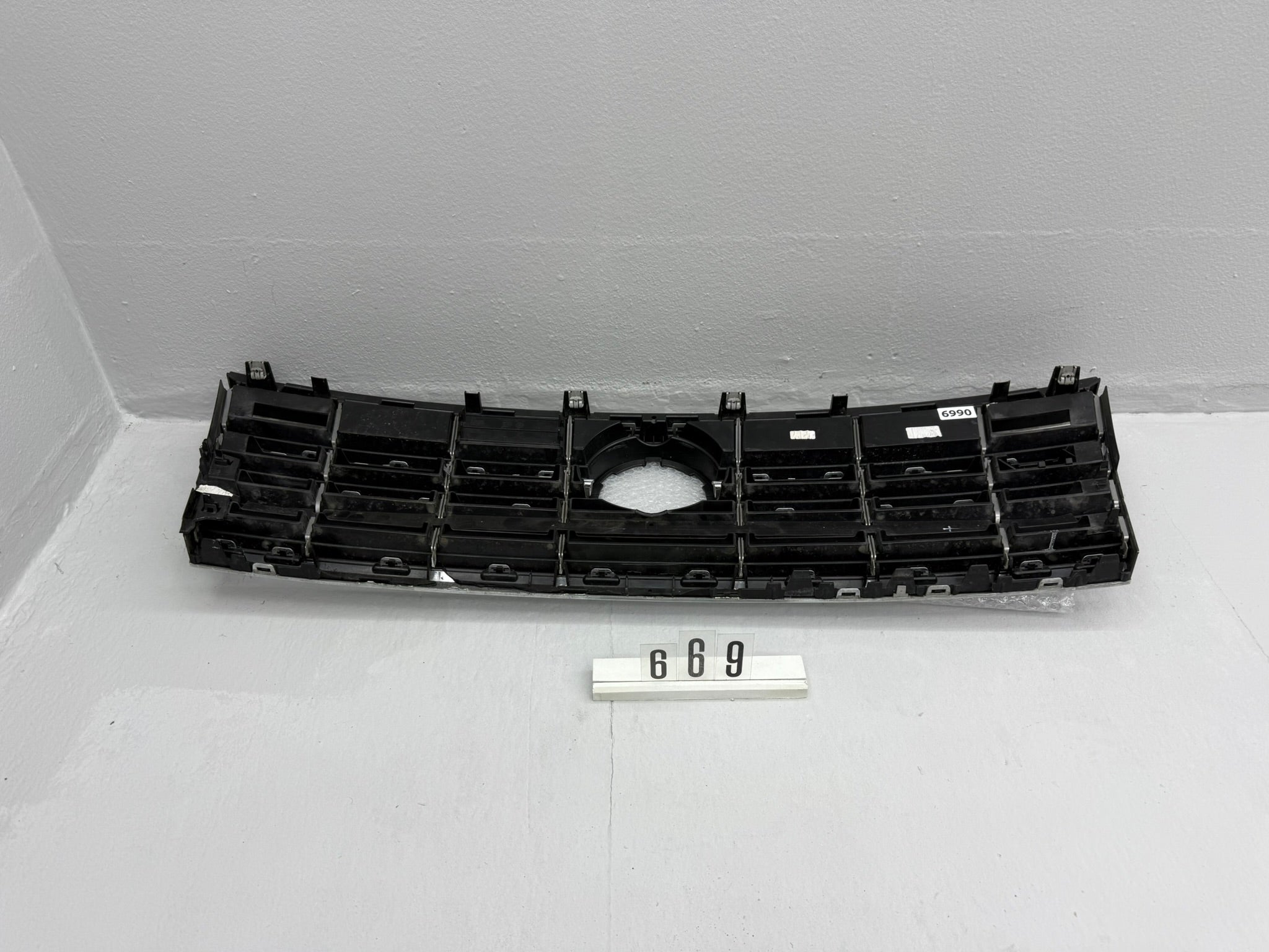 760.853.653.E, 669, VW TOUAREG III Kühlergrill R-Line