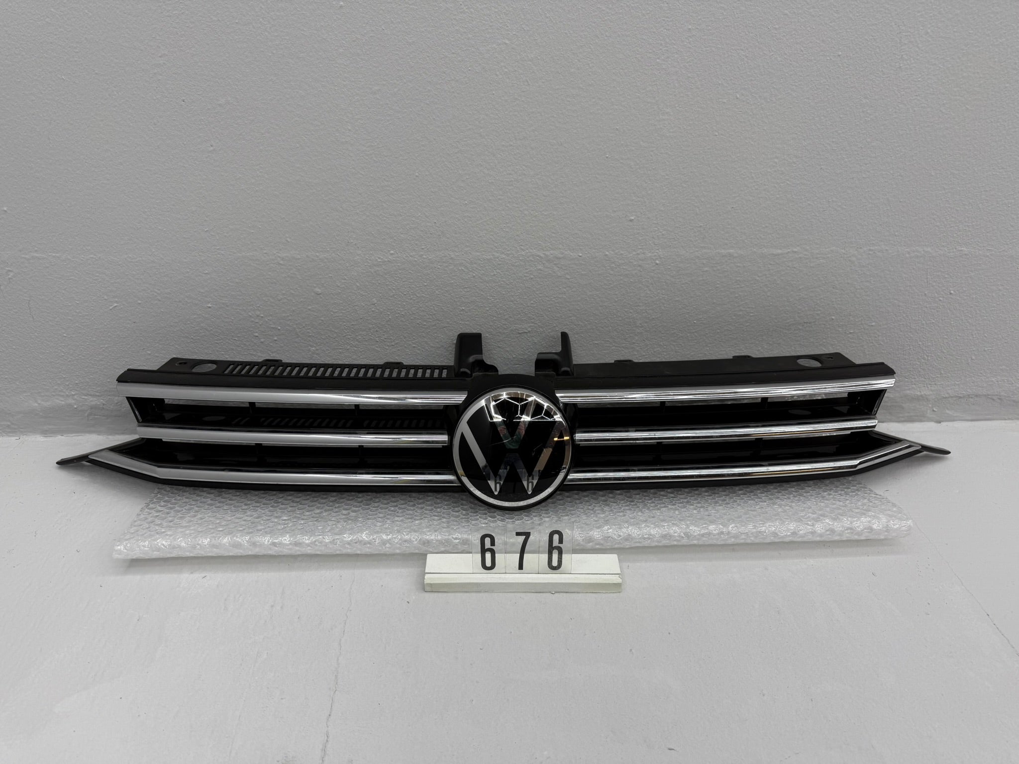 5TA 853 653 B, 676, Volkswagen Touran III Kühlergrill