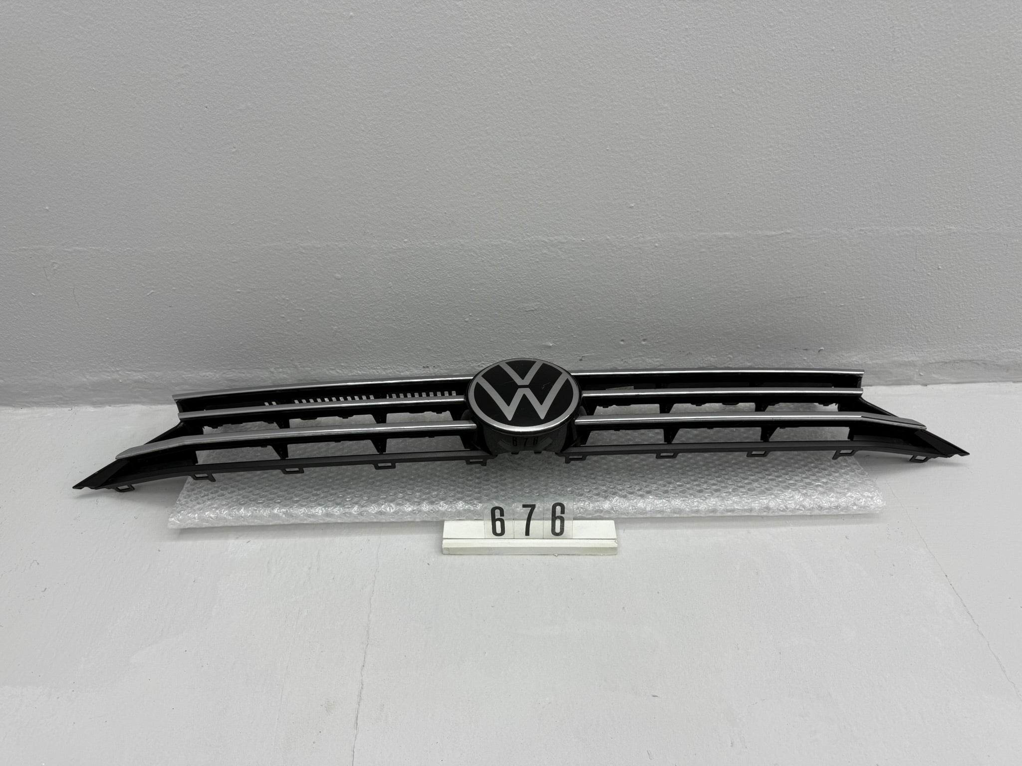 5TA 853 653 B, 676, Volkswagen Touran III Kühlergrill