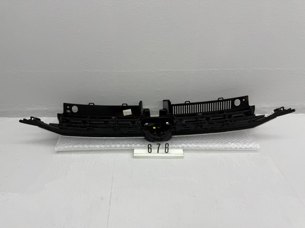 5TA 853 653 B, 676, Volkswagen Touran III Kühlergrill