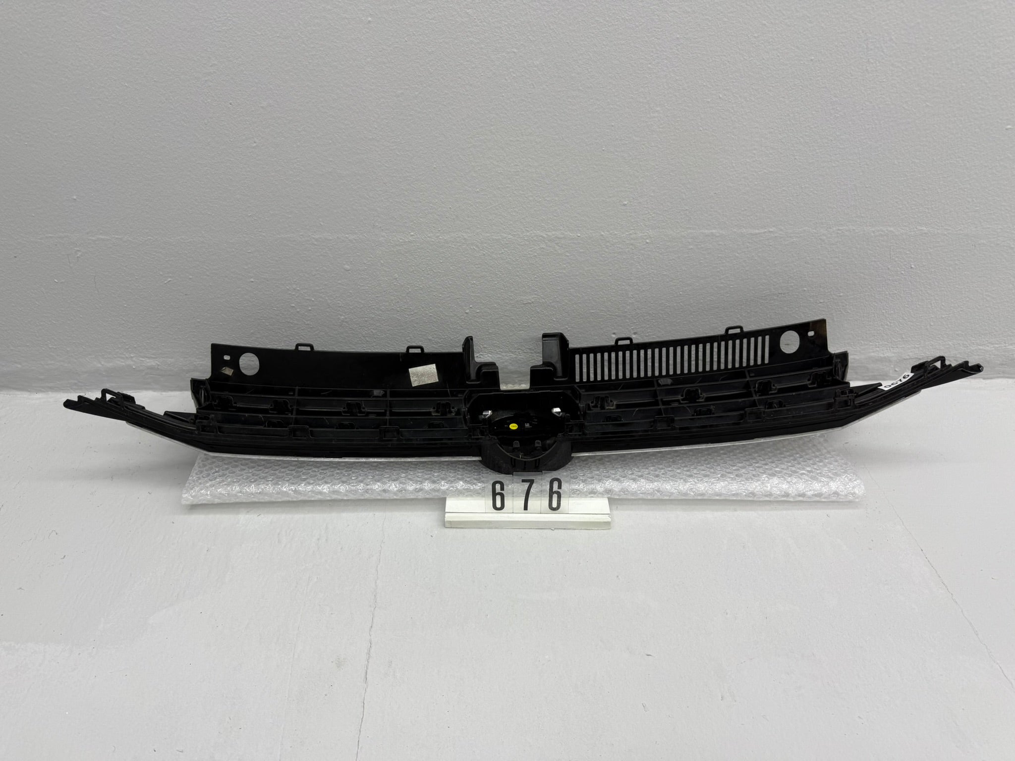 5TA 853 653 B, 676, Volkswagen Touran III Kühlergrill