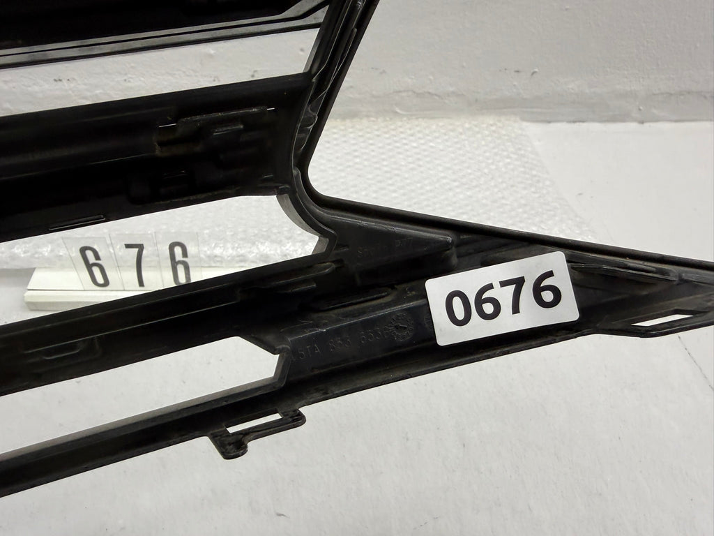 5TA 853 653 B, 676, Volkswagen Touran III Kühlergrill