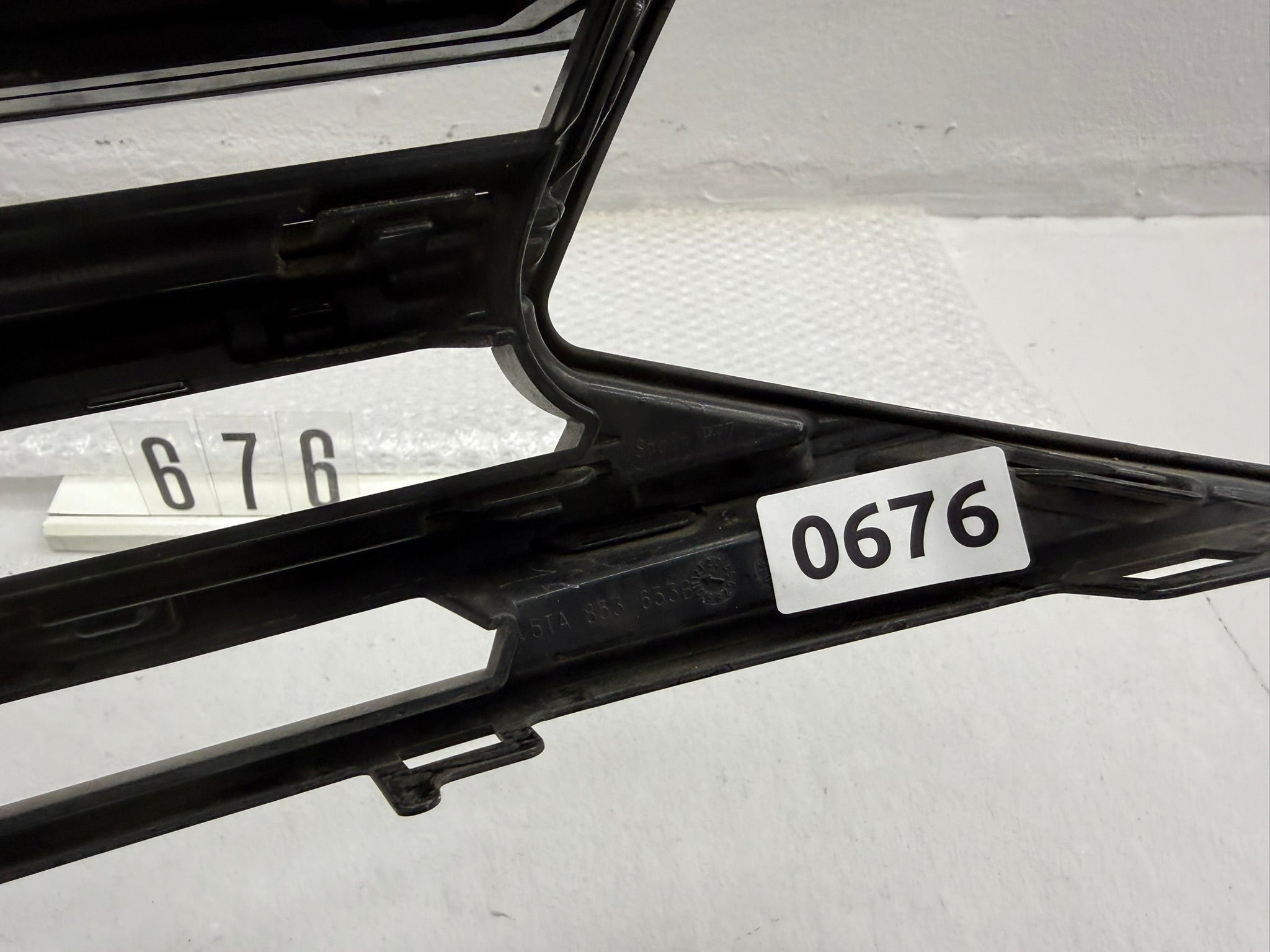 5TA 853 653 B, 676, Volkswagen Touran III Kühlergrill