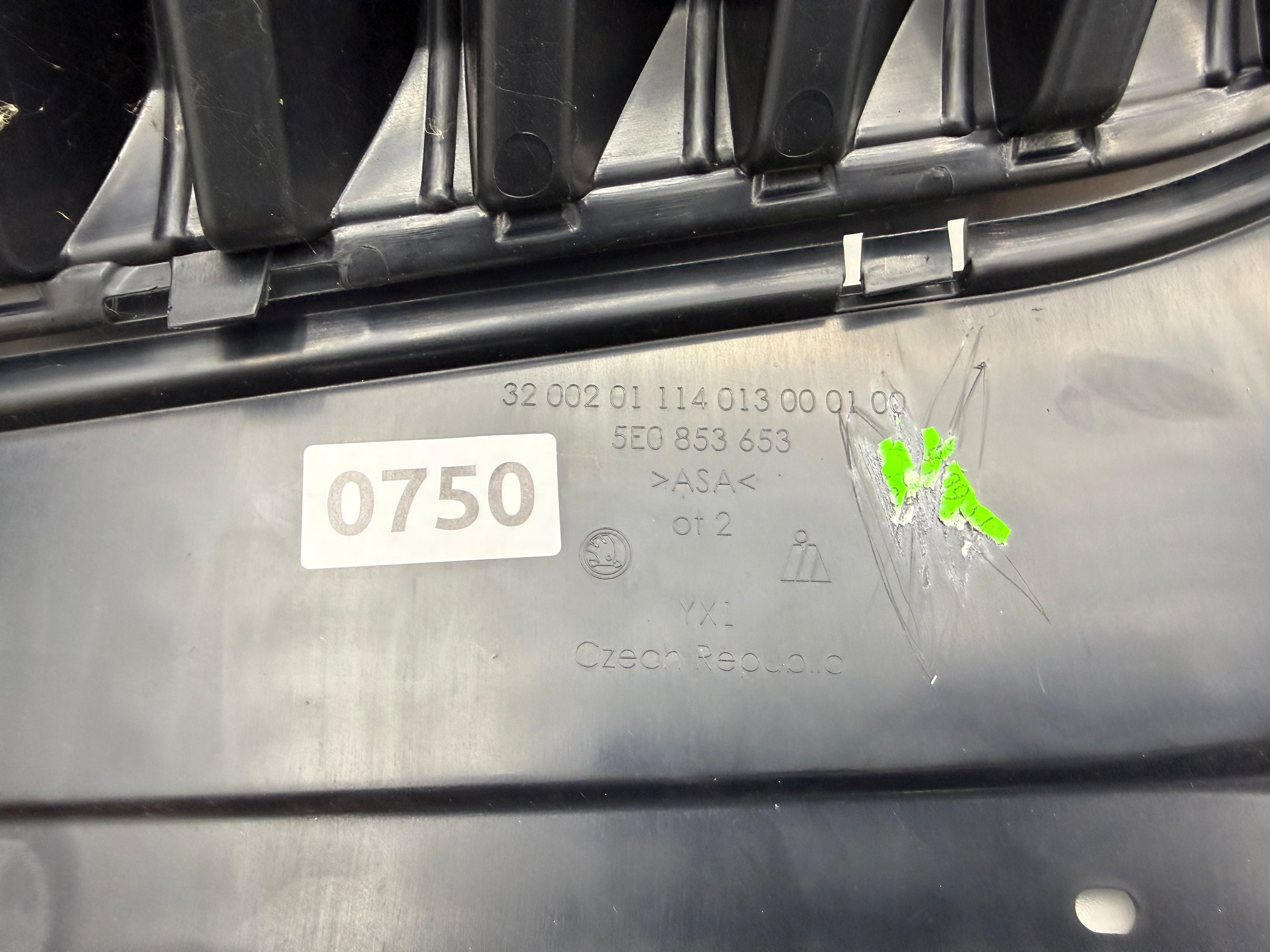 5E0 853 6523,  750,  Skoda Octavia Kühlergrill