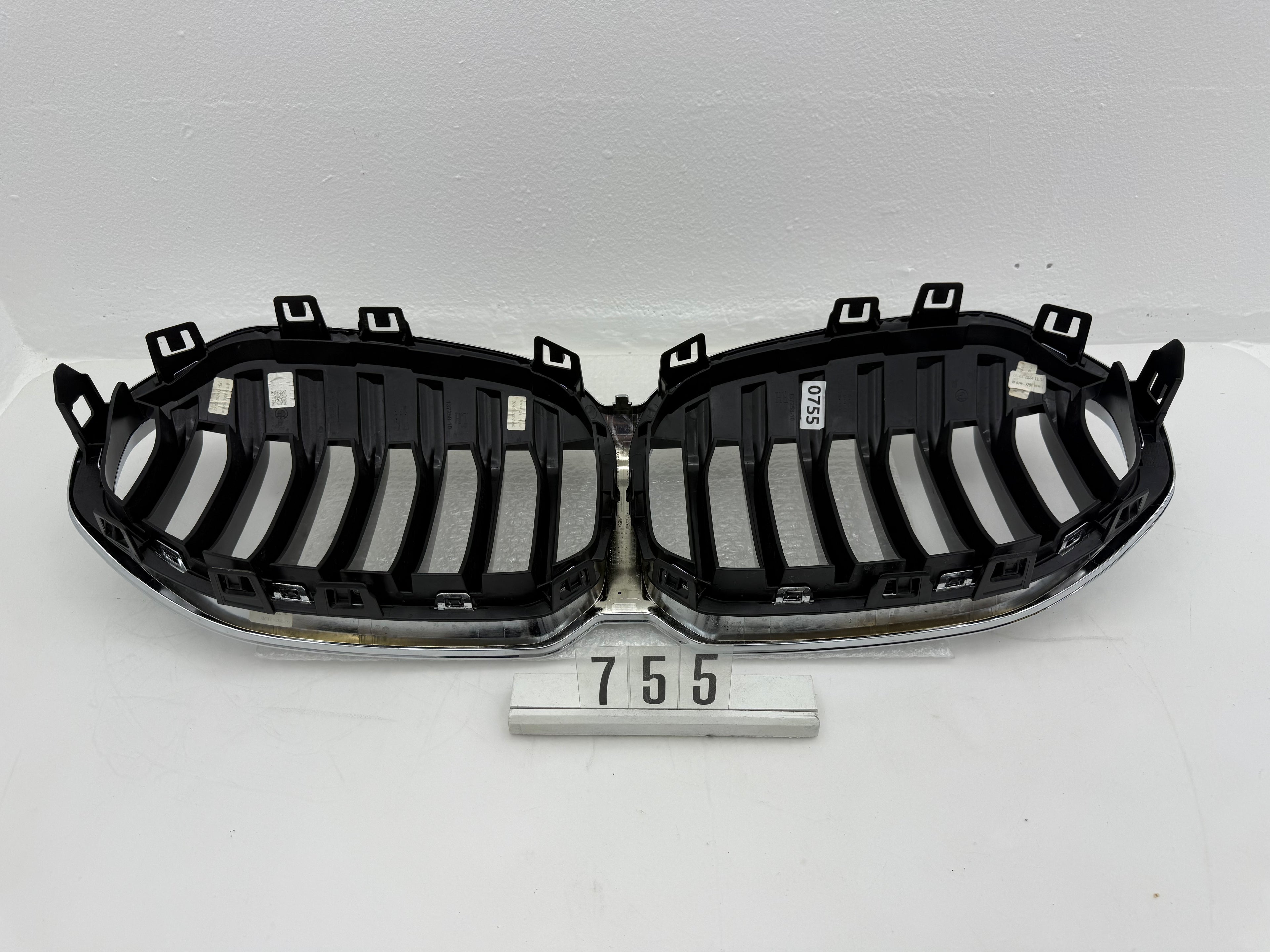 137258-10, 755  BMW 3er Kühlergrill