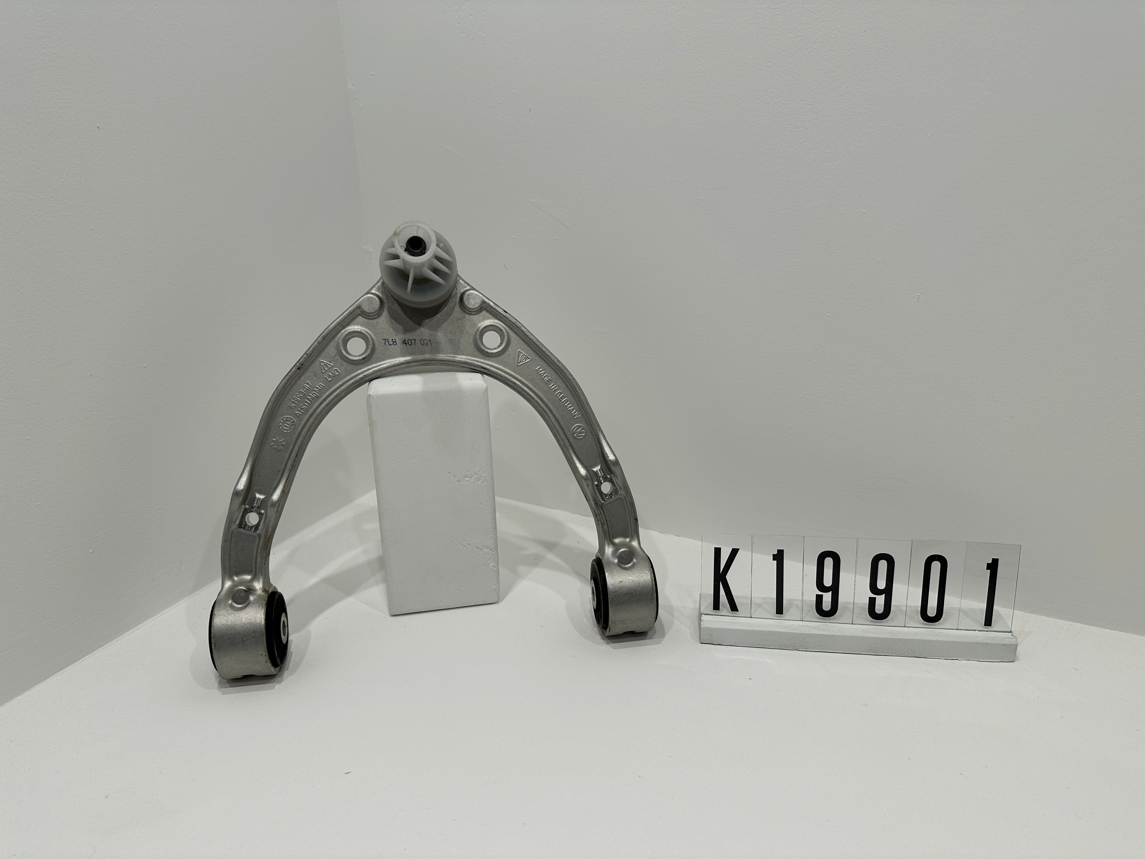 7L8 407 021; K19 9 01-08; 1-8  AUDI PORSCHE Q7 VW beidseitig, oben  Aluminium; Konusmaß: 17mm Querlenker
