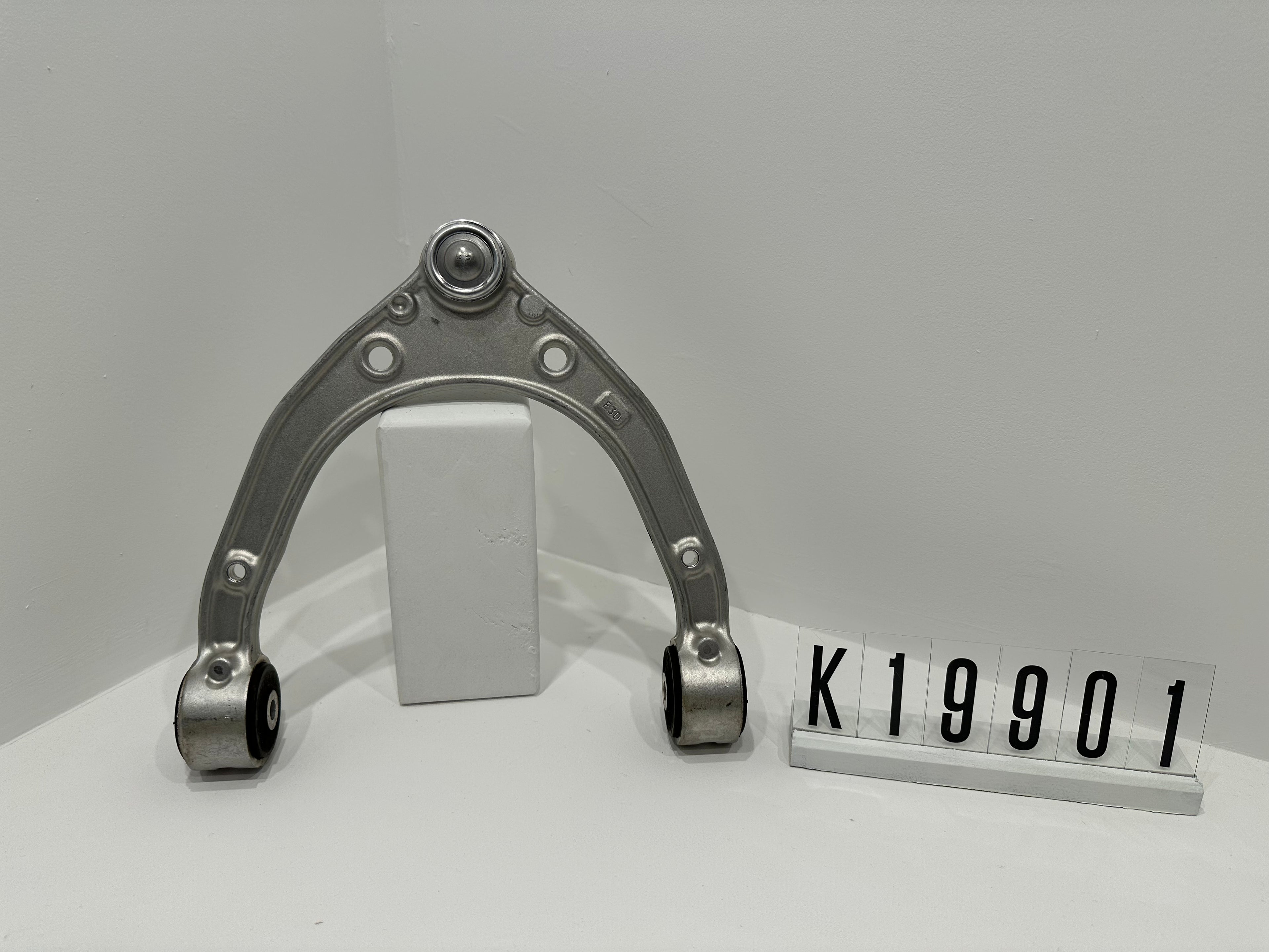 7L8 407 021; K19 9 01-08; 1-8  AUDI PORSCHE Q7 VW beidseitig, oben  Aluminium; Konusmaß: 17mm Querlenker