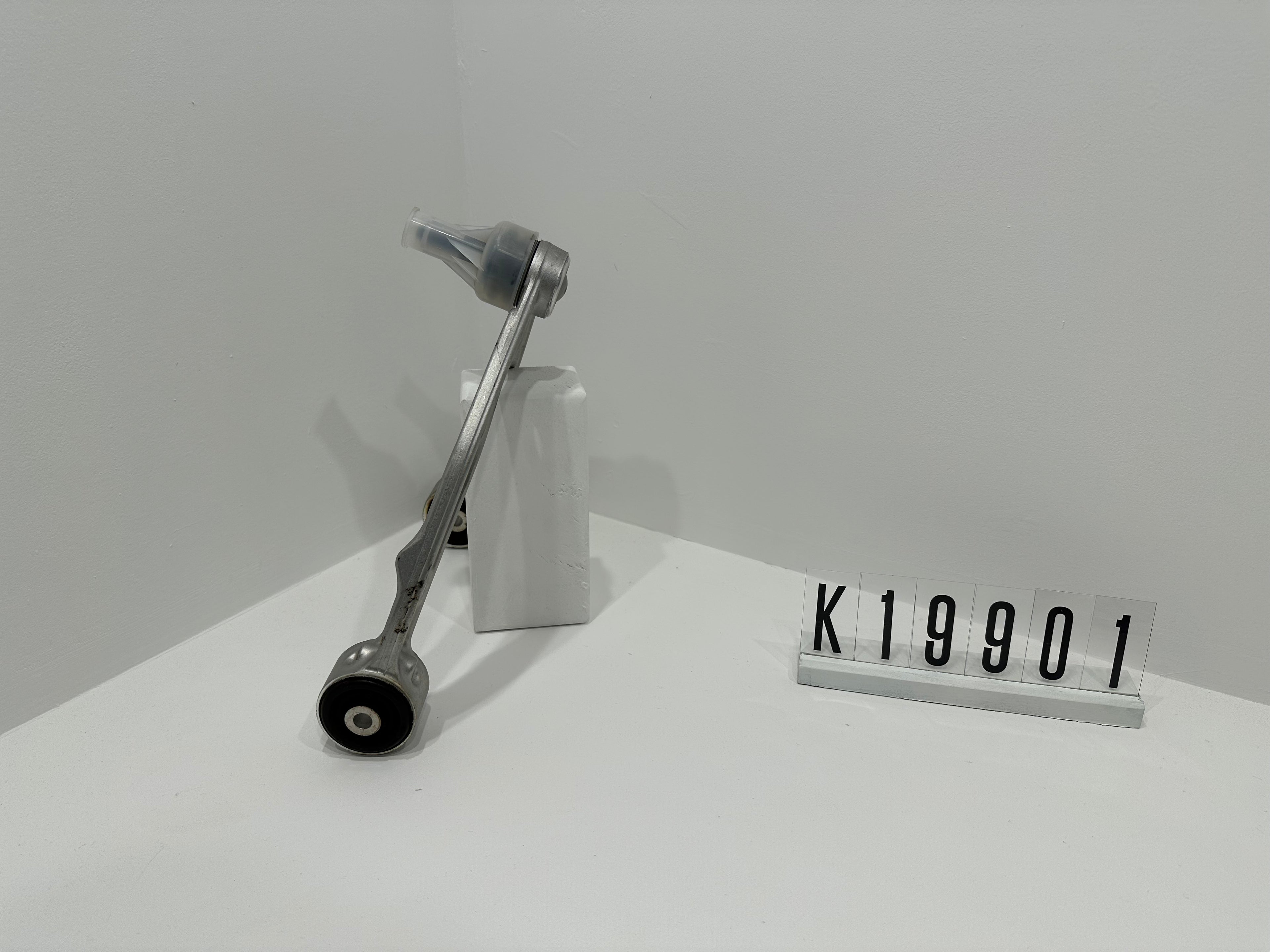 7L8 407 021; K19 9 01-08; 1-8  AUDI PORSCHE Q7 VW beidseitig, oben  Aluminium; Konusmaß: 17mm Querlenker