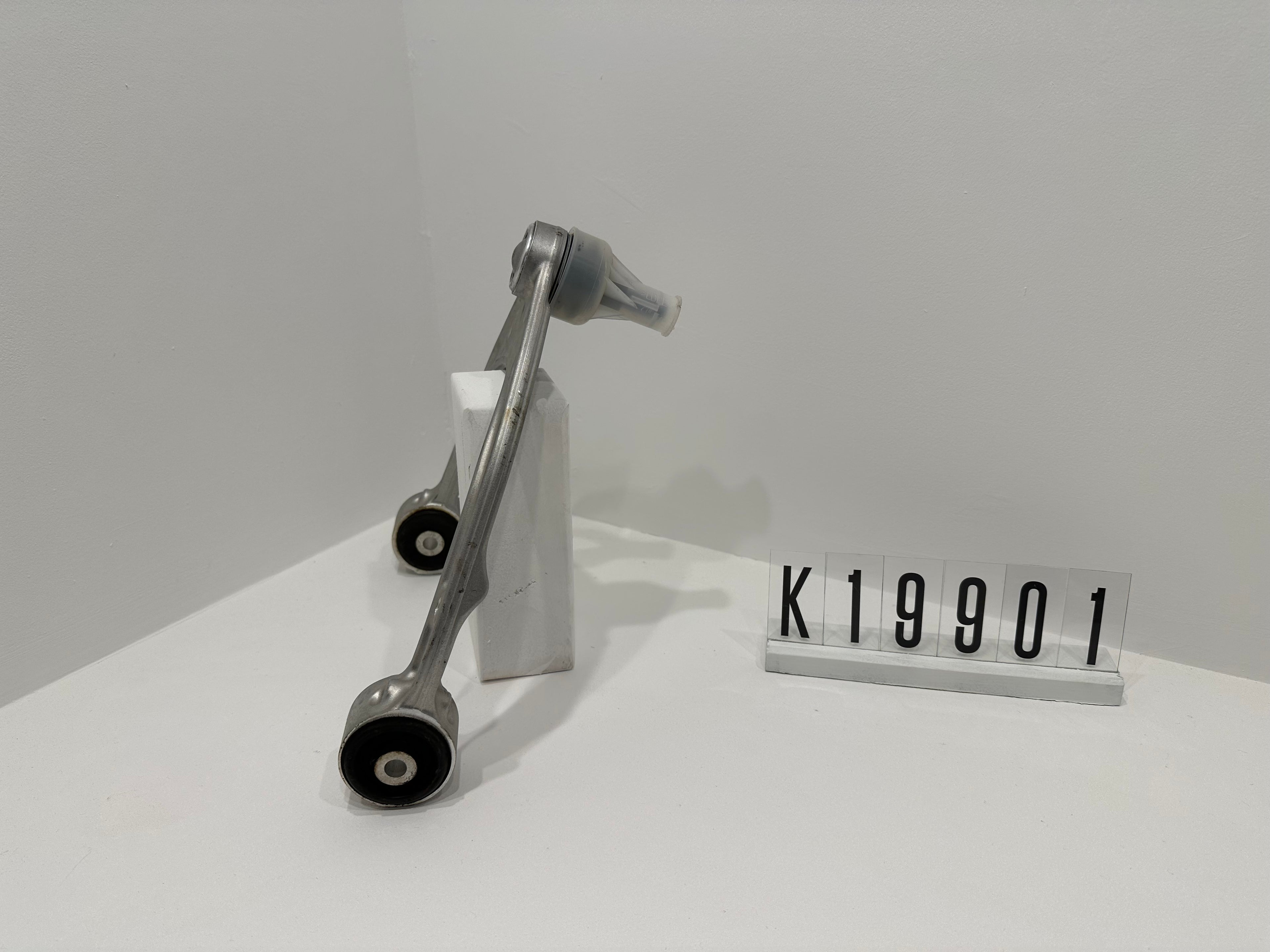 7L8 407 021; K19 9 01-08; 1-8  AUDI PORSCHE Q7 VW beidseitig, oben  Aluminium; Konusmaß: 17mm Querlenker
