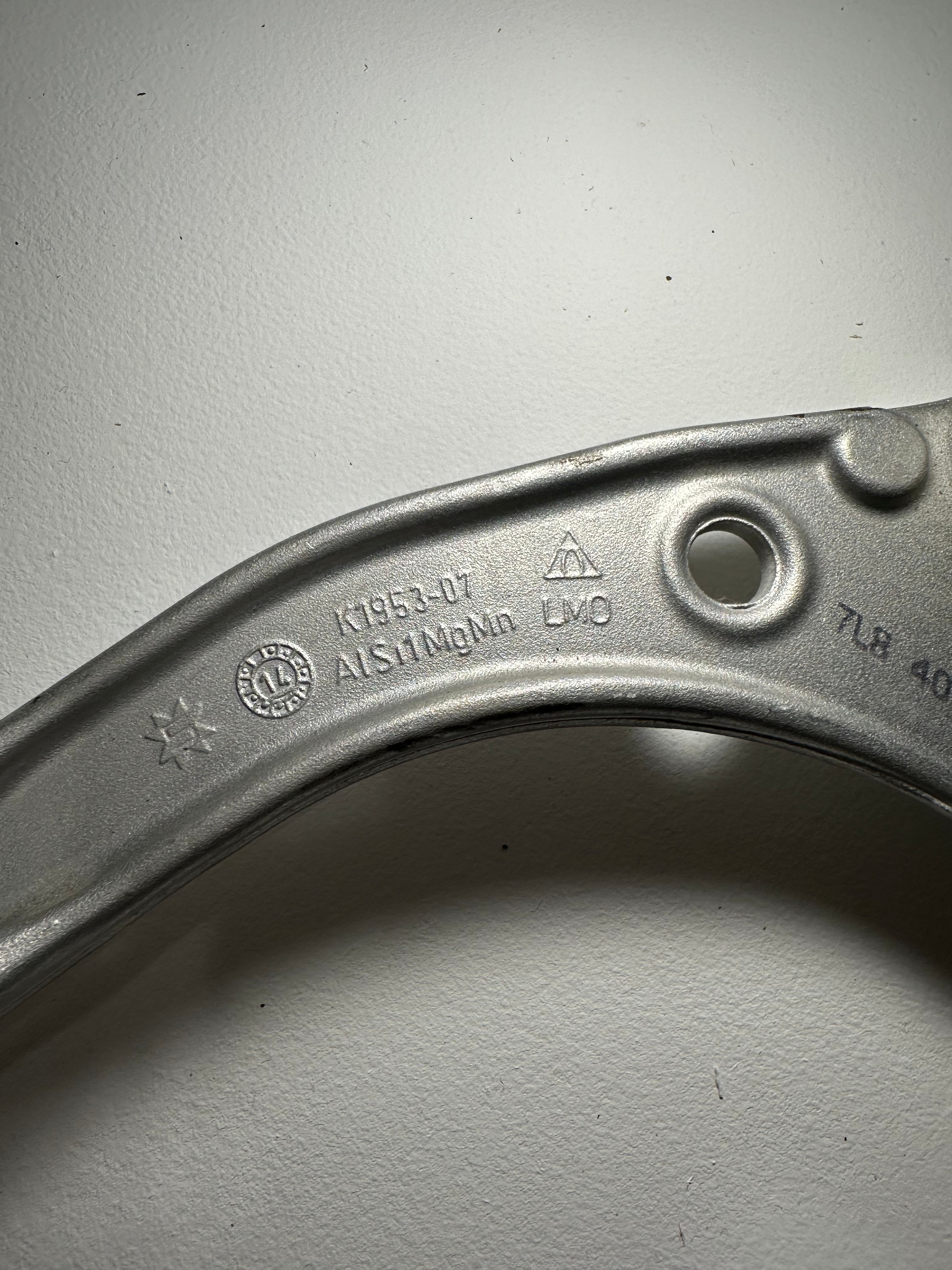 7L8 407 021; K19 9 01-08; 1-8  AUDI PORSCHE Q7 VW beidseitig, oben  Aluminium; Konusmaß: 17mm Querlenker