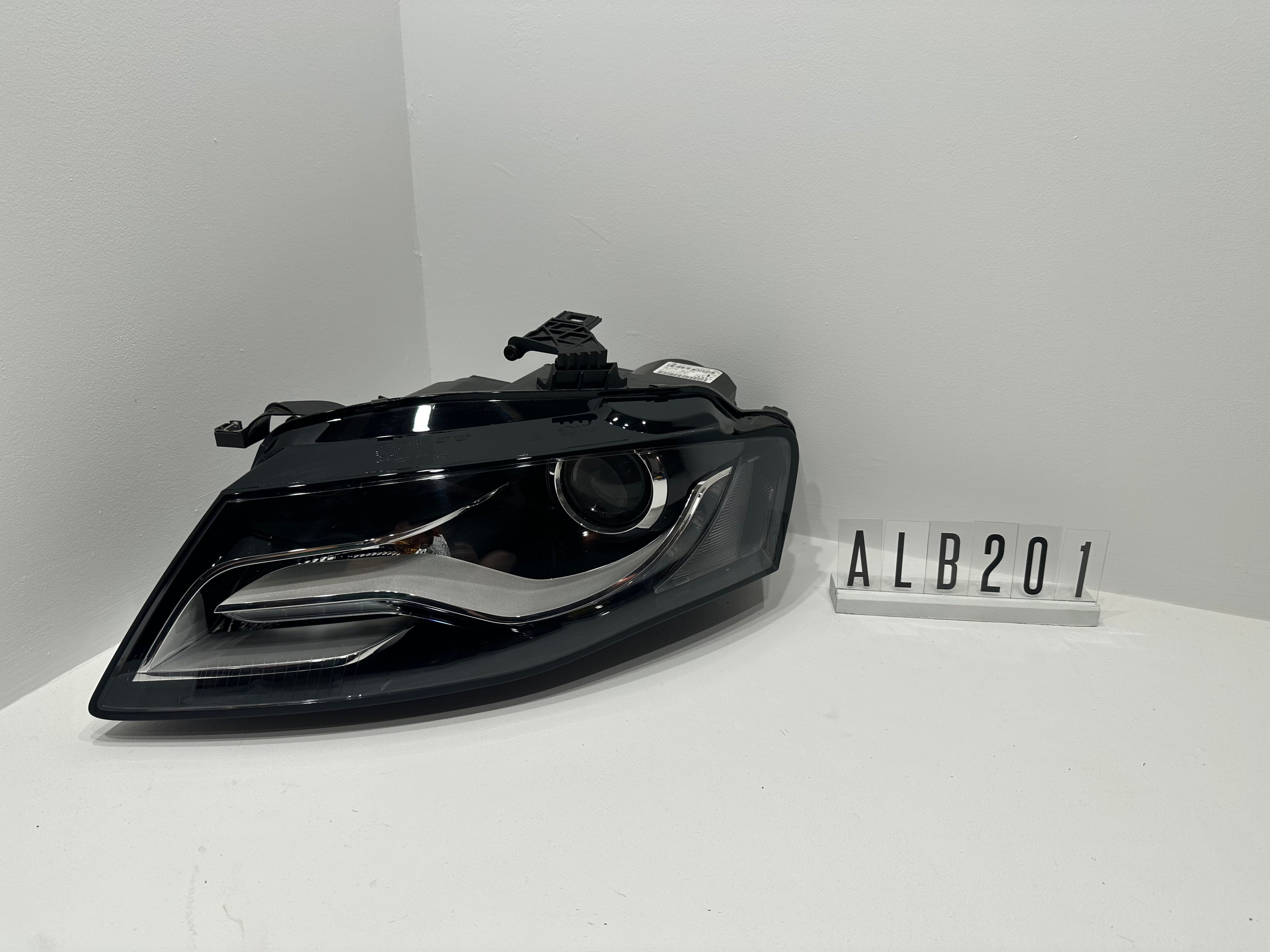 8K0 941 029 AJ; ALB 2 01; 25 Audi A4 8K Scheinwerfer links Bi-Xenon LED