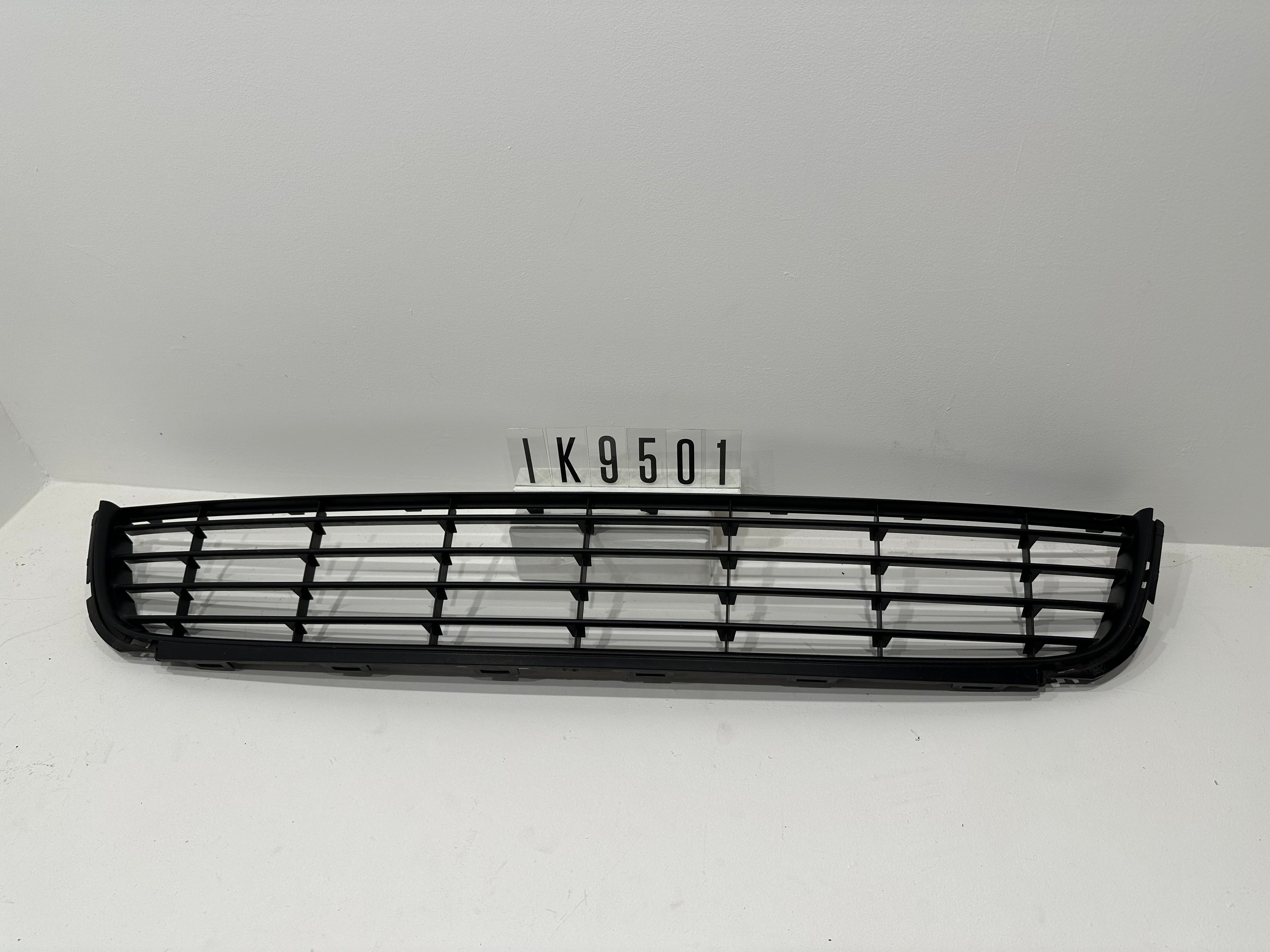 IK9 853 677 A; IK9 5 01; 38 VW 1K9-853-677-A-9B9 VW Jetta 2010-2014 Mittleres Unteres Gitter