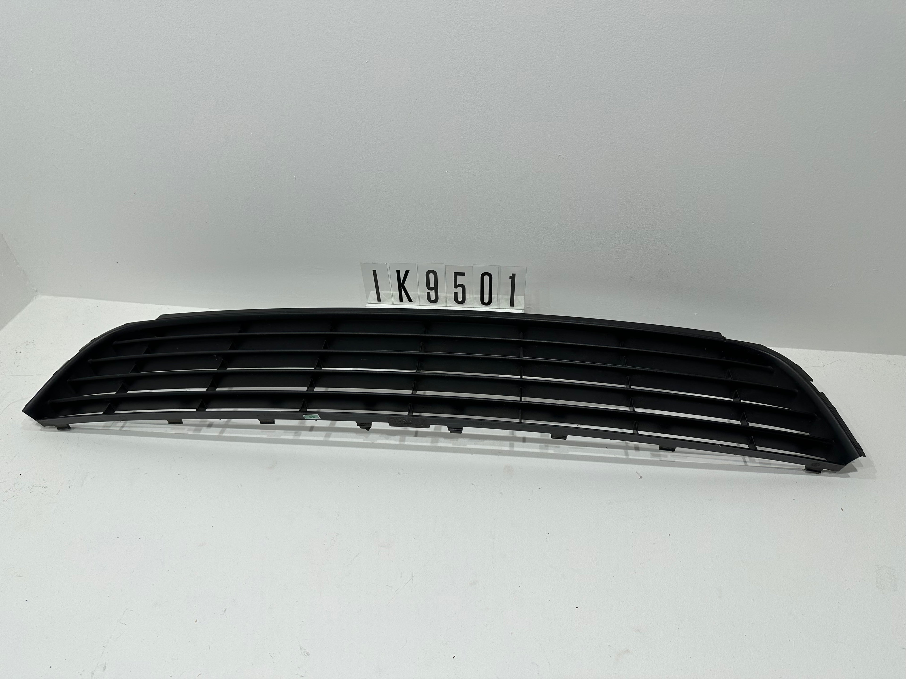 IK9 853 677 A; IK9 5 01; 38 VW 1K9-853-677-A-9B9 VW Jetta 2010-2014 Mittleres Unteres Gitter
