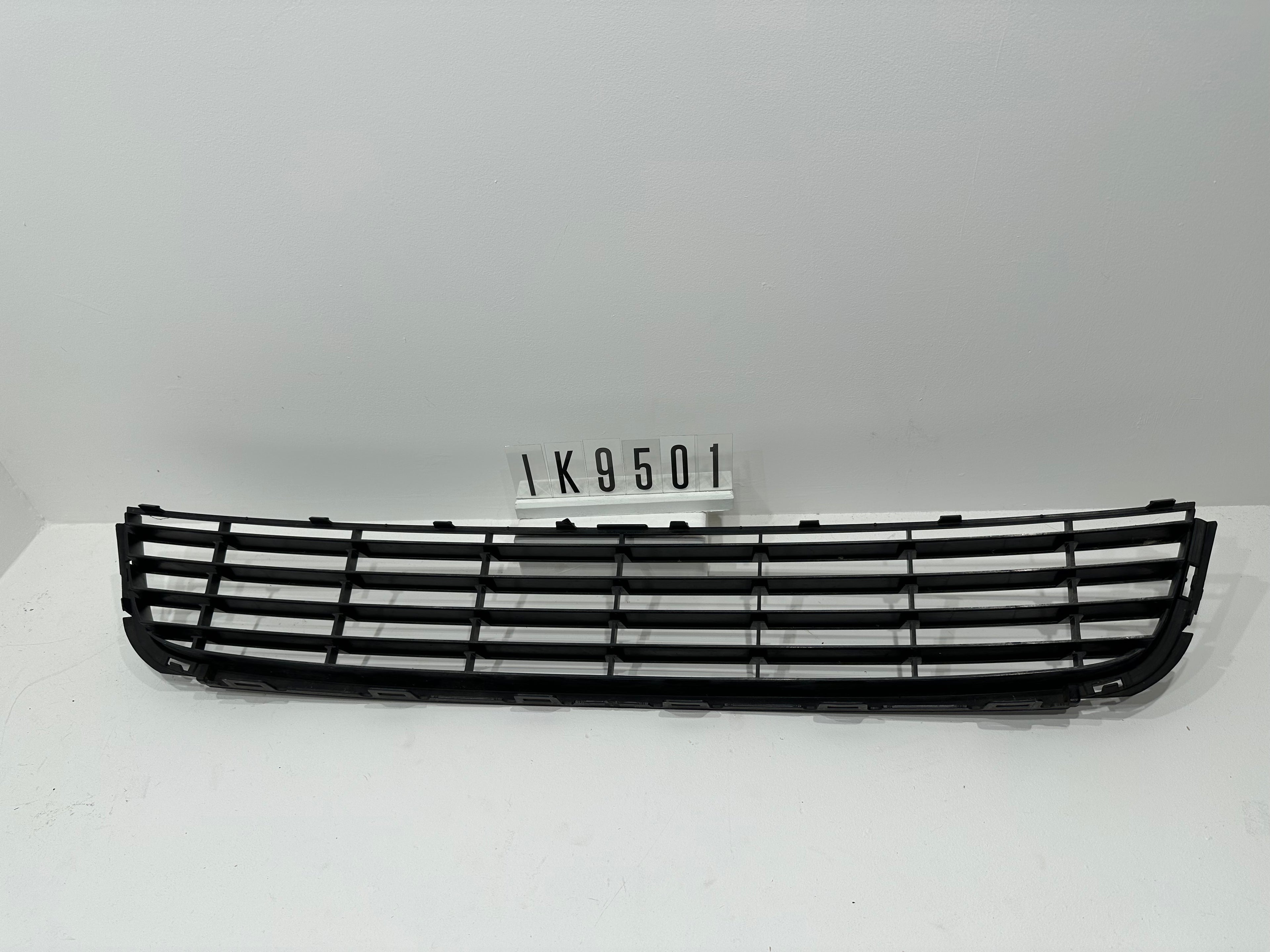 IK9 853 677 A; IK9 5 01; 38 VW 1K9-853-677-A-9B9 VW Jetta 2010-2014 Mittleres Unteres Gitter