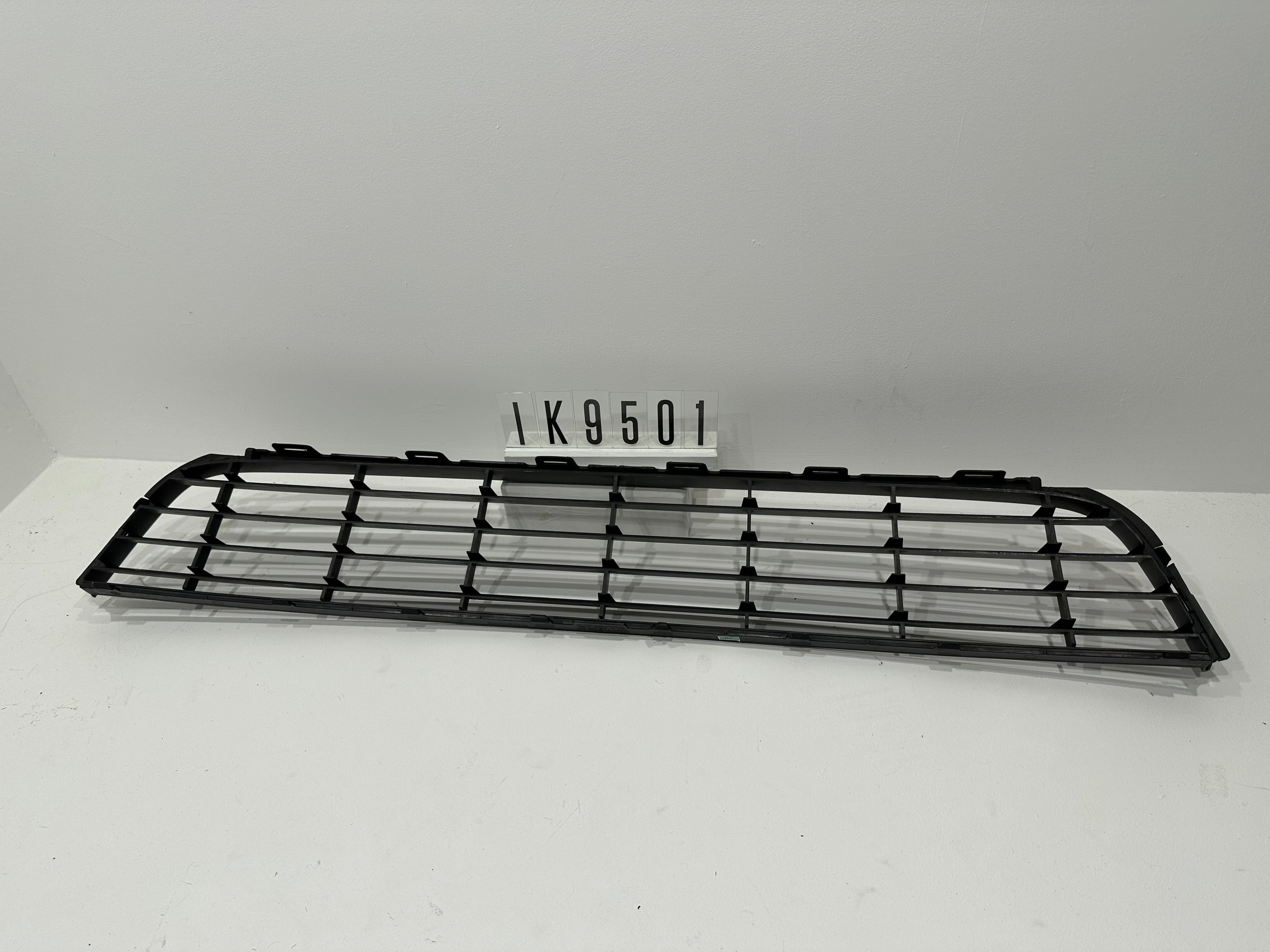 IK9 853 677 A; IK9 5 01; 38 VW 1K9-853-677-A-9B9 VW Jetta 2010-2014 Mittleres Unteres Gitter