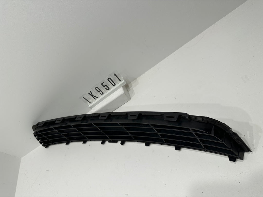 IK9 853 677 A; IK9 5 01; 38 VW 1K9-853-677-A-9B9 VW Jetta 2010-2014 Mittleres Unteres Gitter
