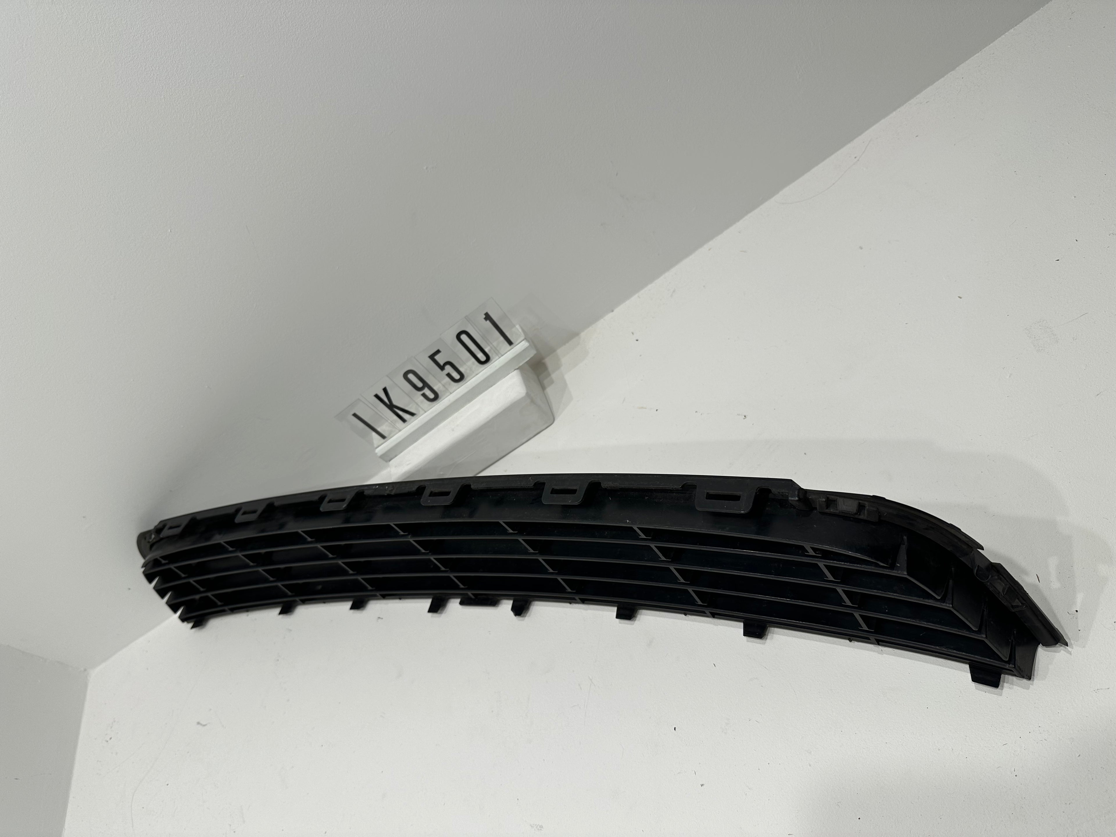 IK9 853 677 A; IK9 5 01; 38 VW 1K9-853-677-A-9B9 VW Jetta 2010-2014 Mittleres Unteres Gitter