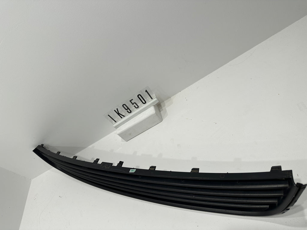 IK9 853 677 A; IK9 5 01; 38 VW 1K9-853-677-A-9B9 VW Jetta 2010-2014 Mittleres Unteres Gitter