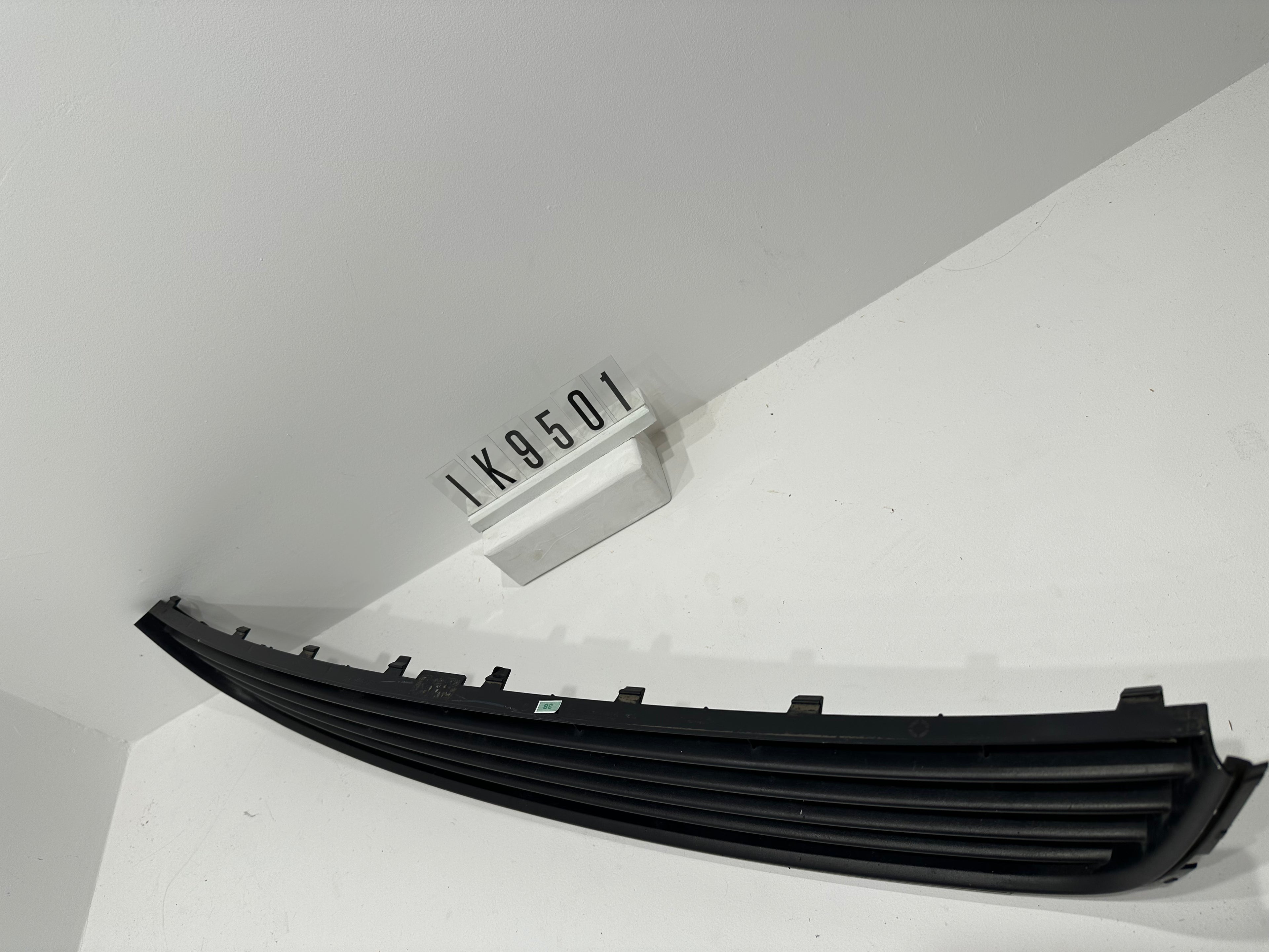 IK9 853 677 A; IK9 5 01; 38 VW 1K9-853-677-A-9B9 VW Jetta 2010-2014 Mittleres Unteres Gitter