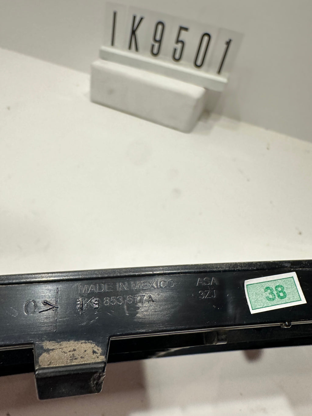 IK9 853 677 A; IK9 5 01; 38 VW 1K9-853-677-A-9B9 VW Jetta 2010-2014 Mittleres Unteres Gitter