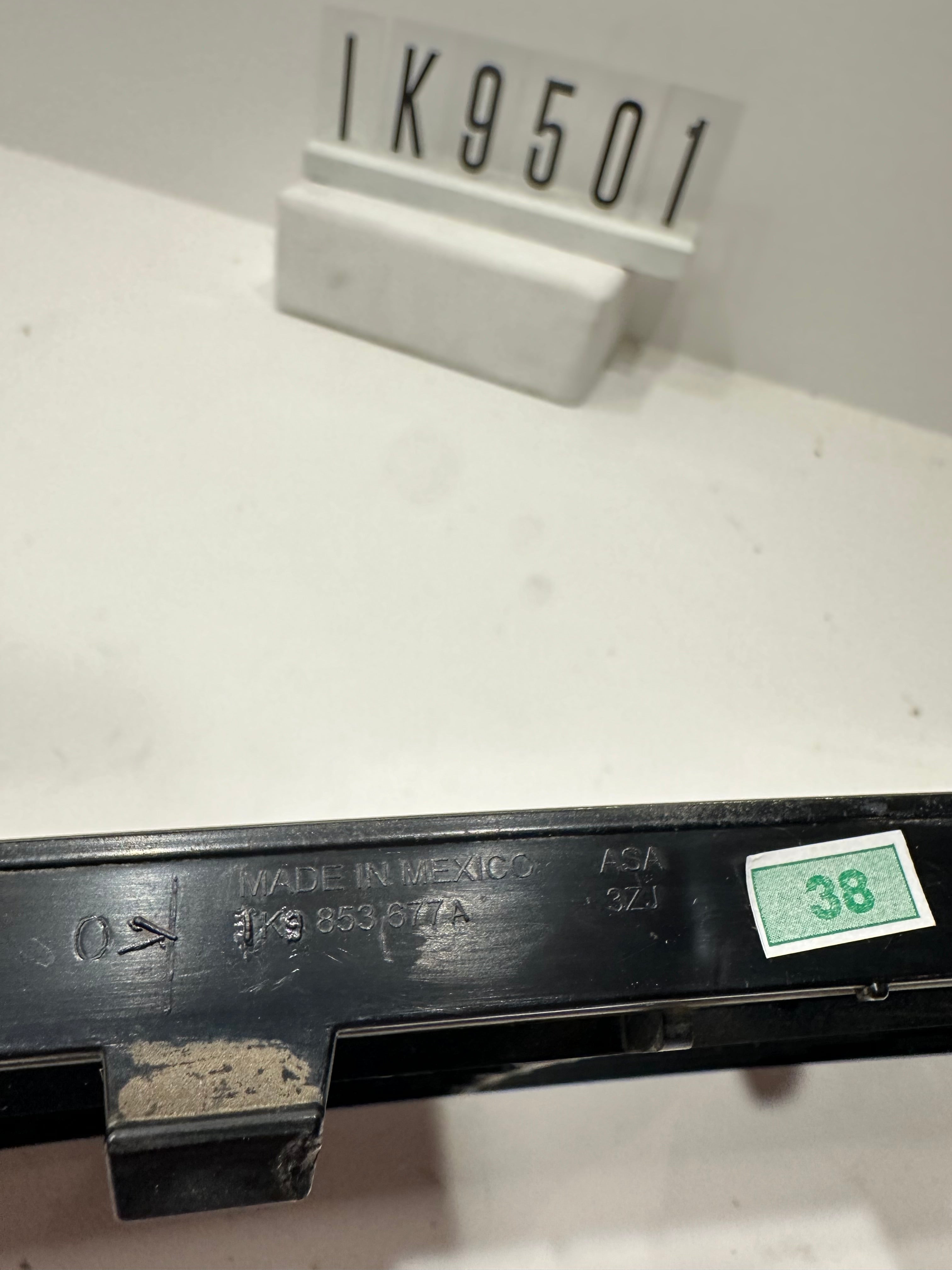 IK9 853 677 A; IK9 5 01; 38 VW 1K9-853-677-A-9B9 VW Jetta 2010-2014 Mittleres Unteres Gitter