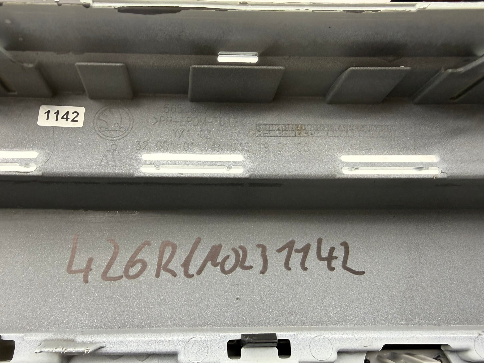 1142, 565807421, Skoda Kodiaq Stoßstange  565807421