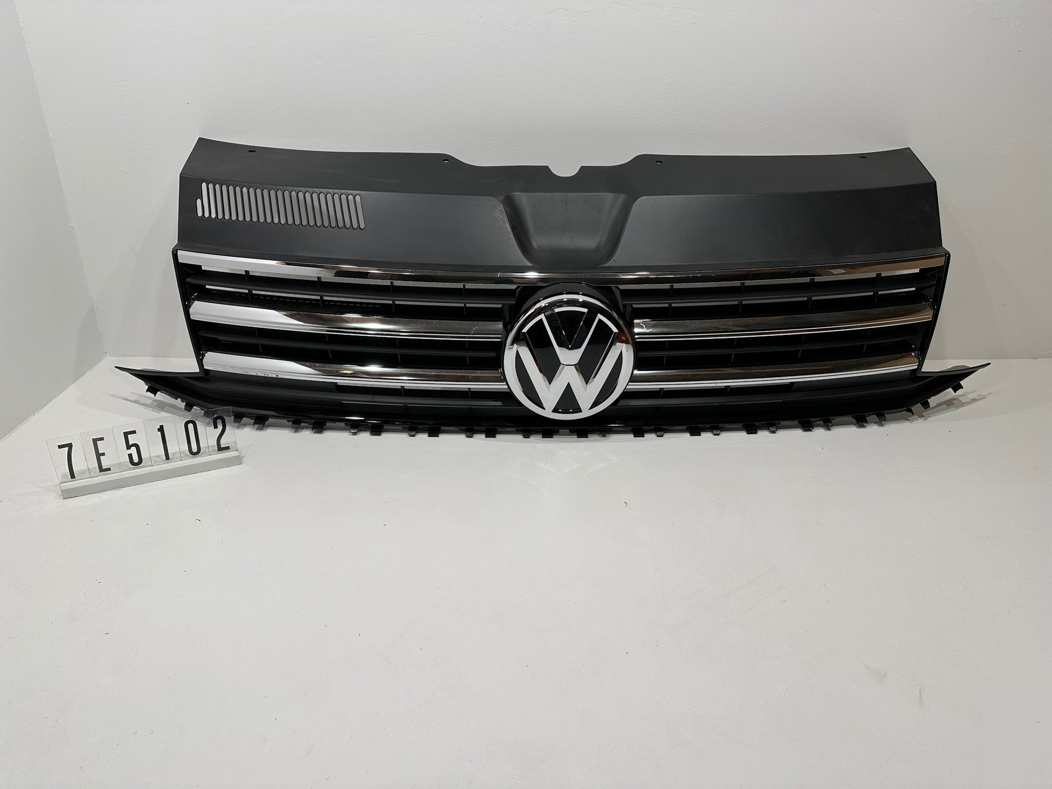 7E5.853.653 E; 7E5 1 01-02; 69-70 Volkswagen VW Transporter T6 Kühlergrill