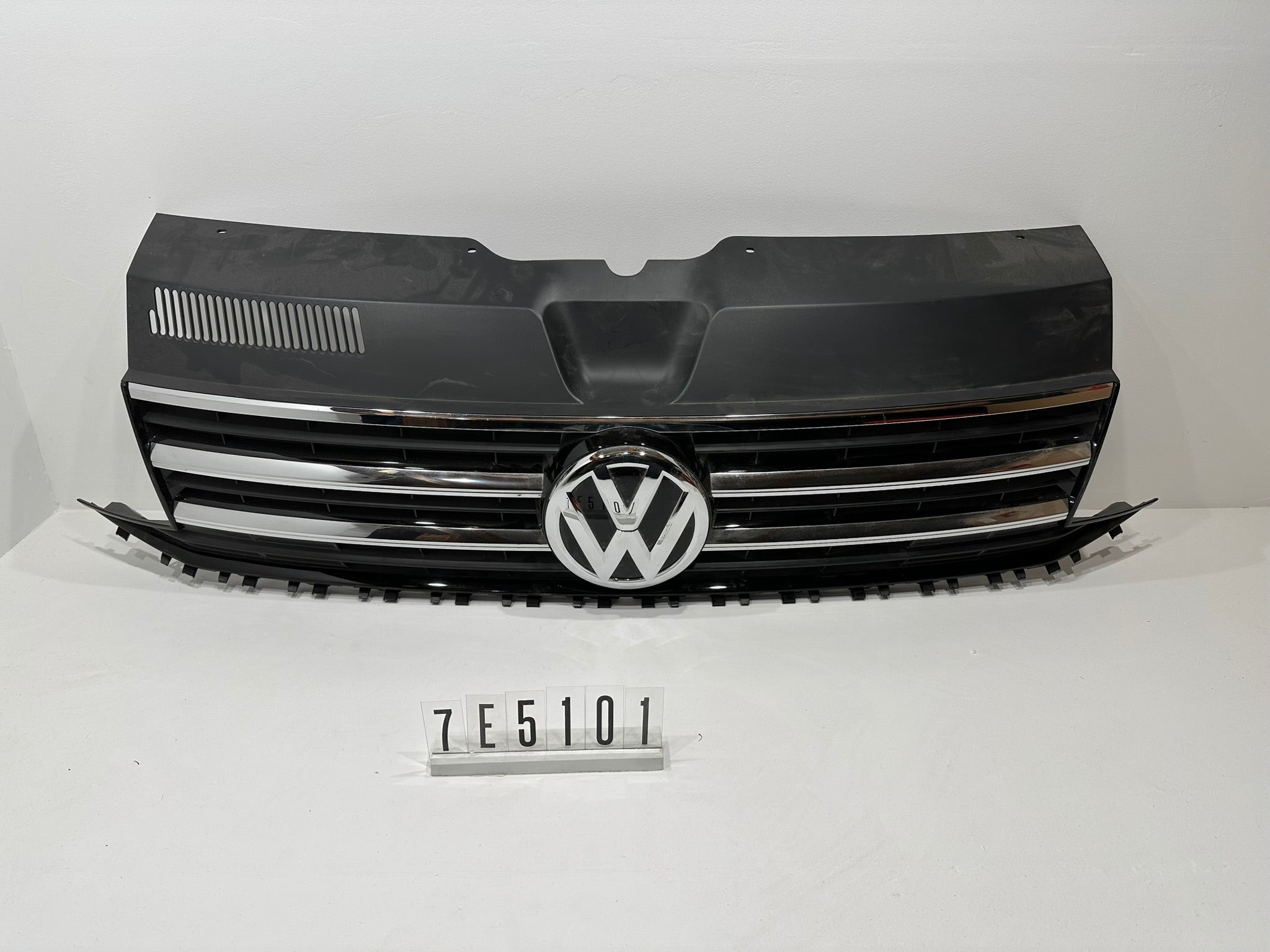 7E5.853.653 E; 7E5 1 01-02; 69-70 Volkswagen VW Transporter T6 Kühlergrill