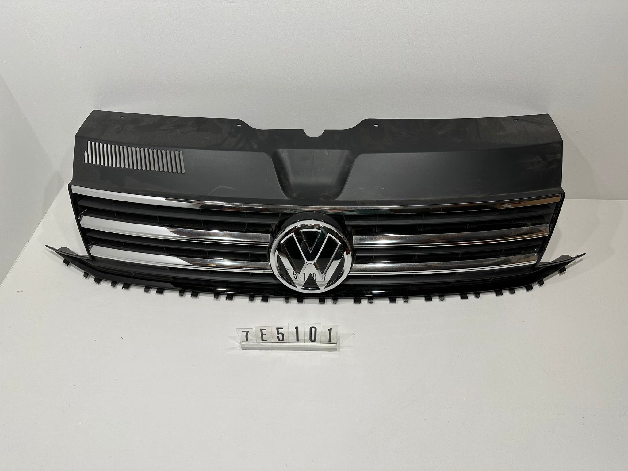 7E5.853.653 E; 7E5 1 01-02; 69-70 Volkswagen VW Transporter T6 Kühlergrill