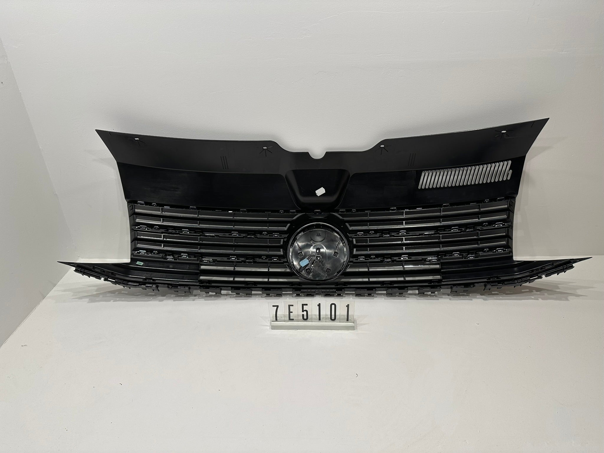 7E5.853.653 E; 7E5 1 01-02; 69-70 Volkswagen VW Transporter T6 Kühlergrill