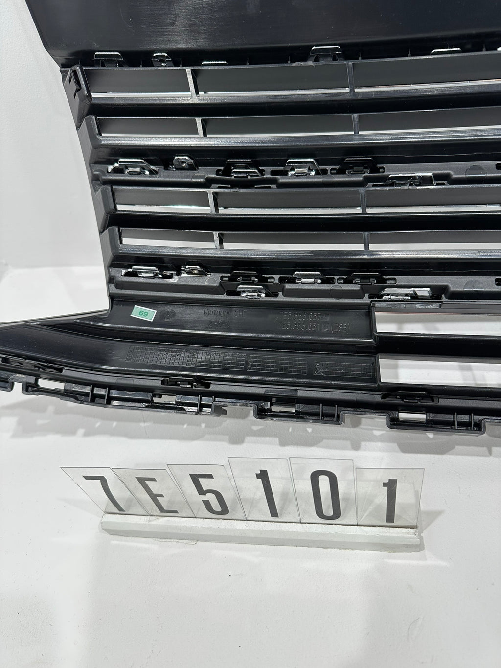 7E5.853.653 E; 7E5 1 01-02; 69-70 Volkswagen VW Transporter T6 Kühlergrill
