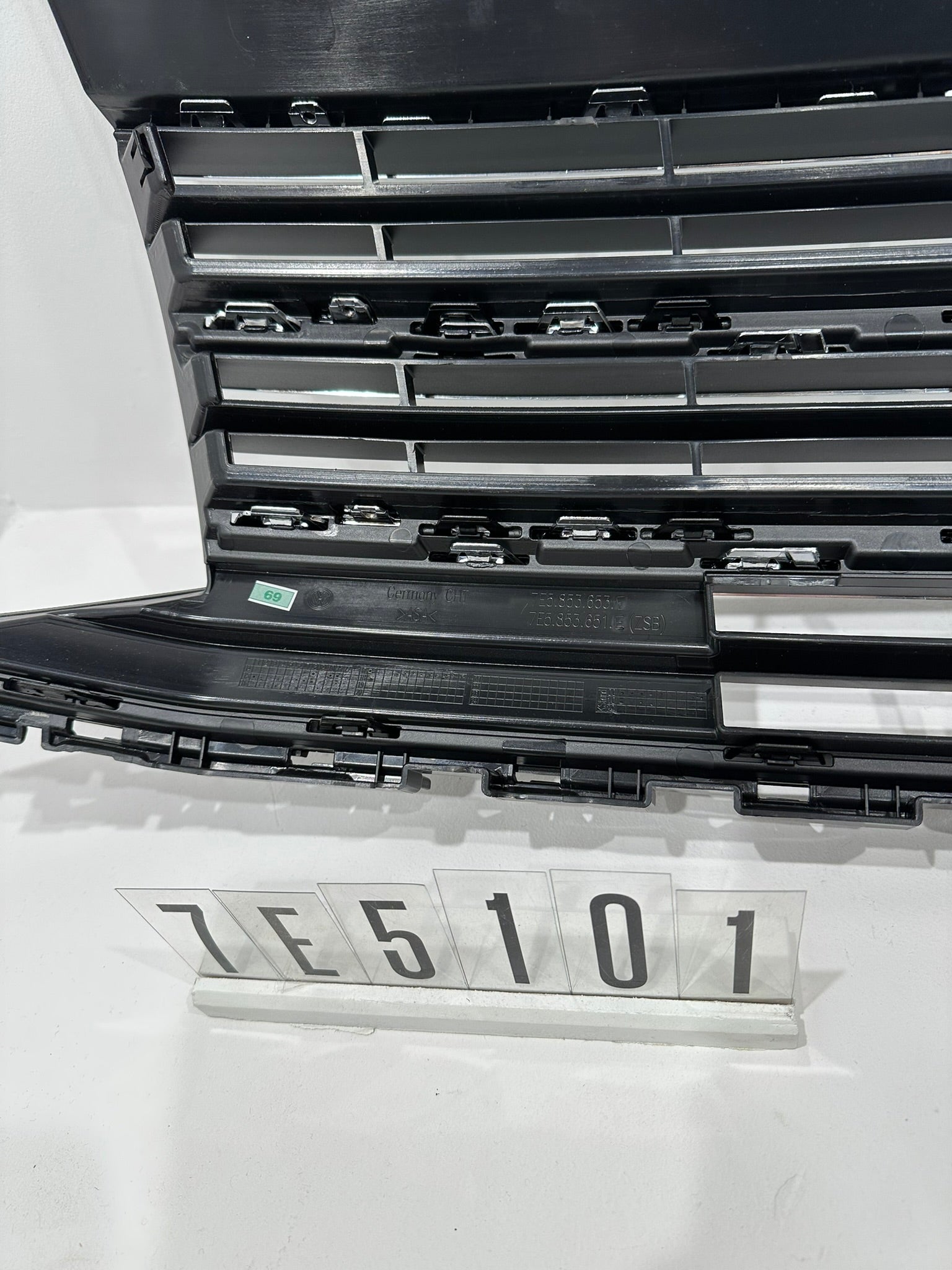 7E5.853.653 E; 7E5 1 01-02; 69-70 Volkswagen VW Transporter T6 Kühlergrill